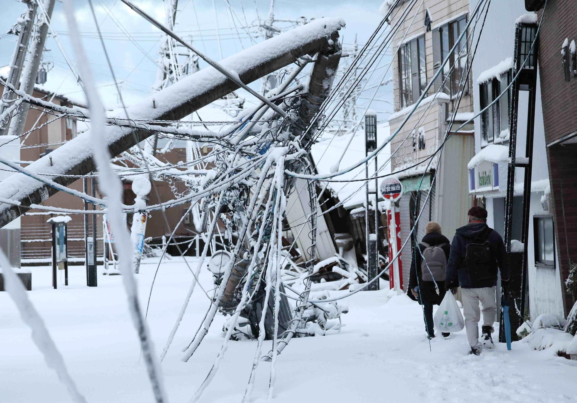 Unos 300 desaparecidos y 168 muertos en el terremoto de Japón una semana después