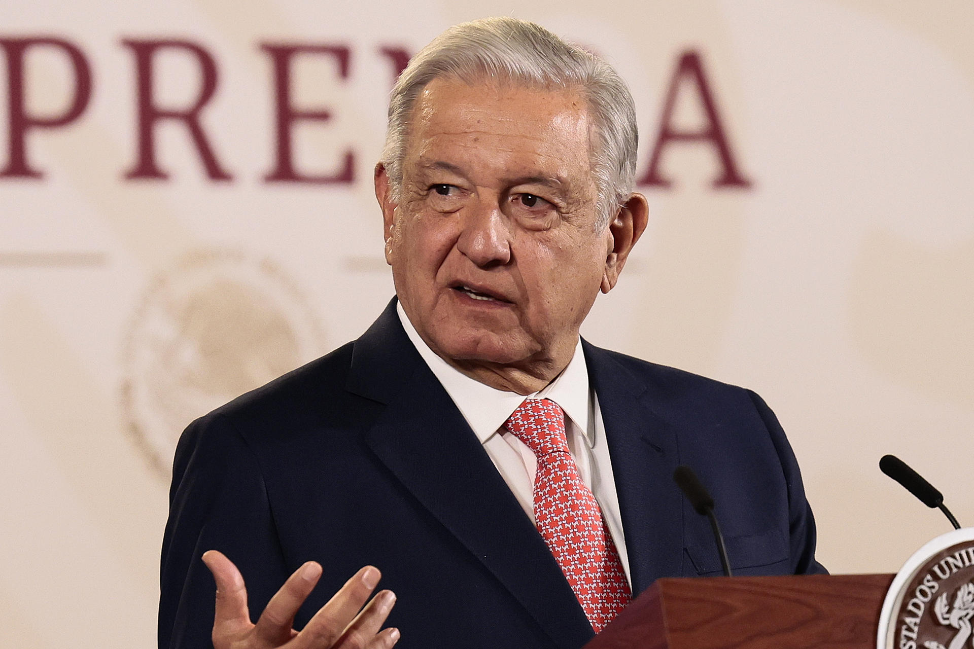 López Obrador se refiere a una diputada trans como «señor vestido de mujer»