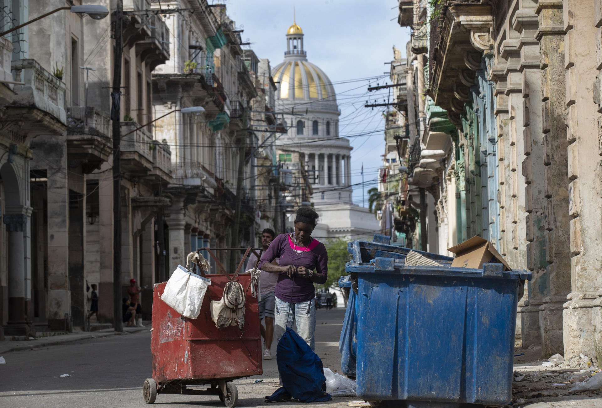 Los ‘buzos’ de La Habana: sumergirse en la basura para subsistir la crisis en Cuba