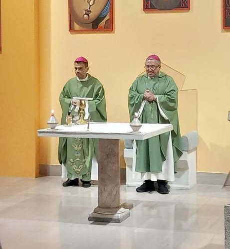 Monseñor Rolando Álvarez viste los hábitos y celebra su primera misa a su llegada a Roma