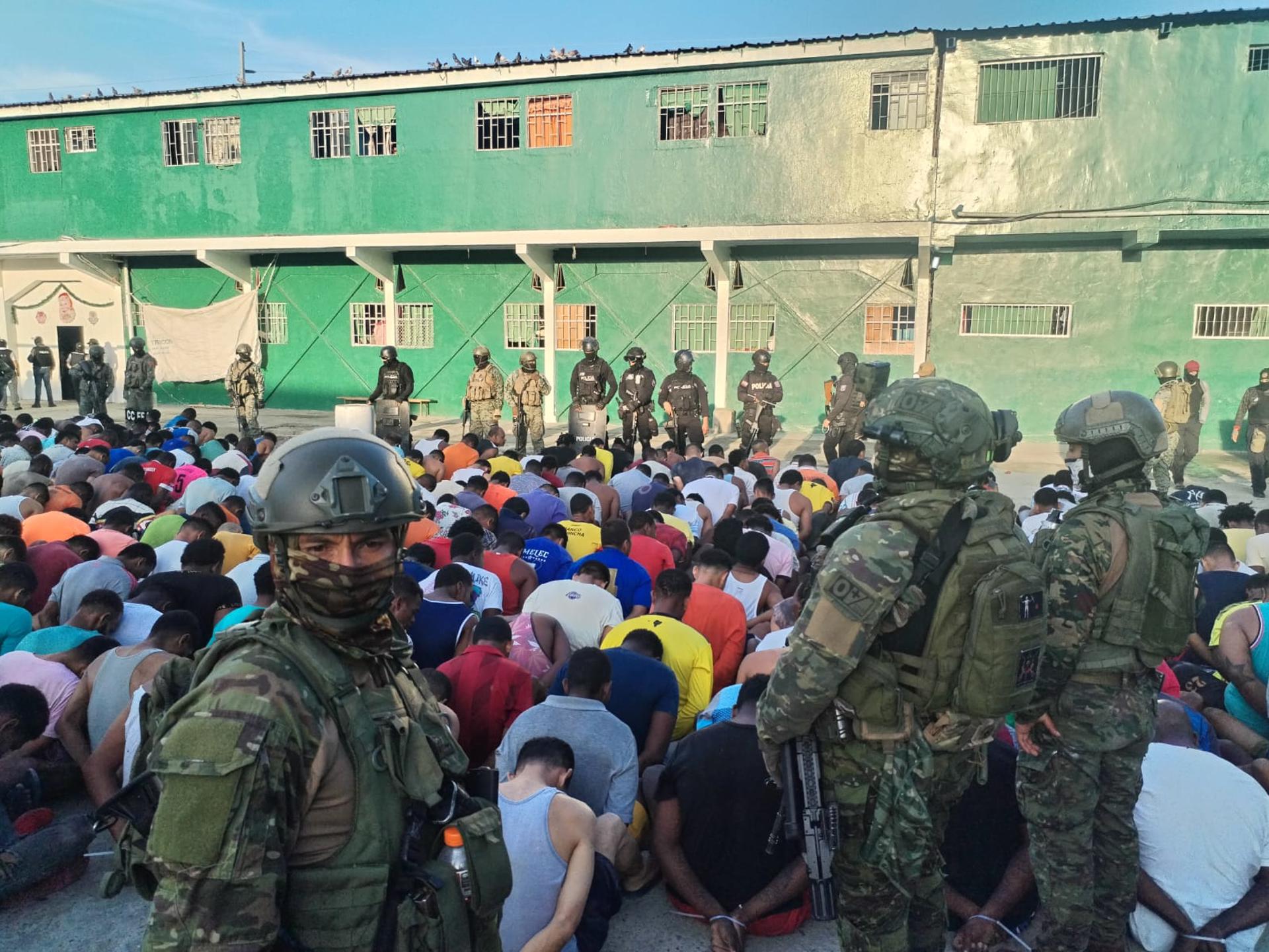 Un muerto y 48 presos fugados, con la recaptura de 5, tras motín en una cárcel de Ecuador