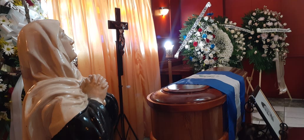 El azul y blanco cobija el féretro del poeta Ernesto Cardenal
