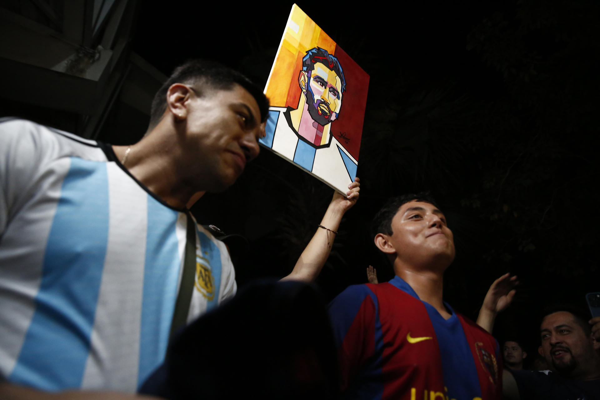 Cientos de salvadoreños aguardan por un saludo de Messi
