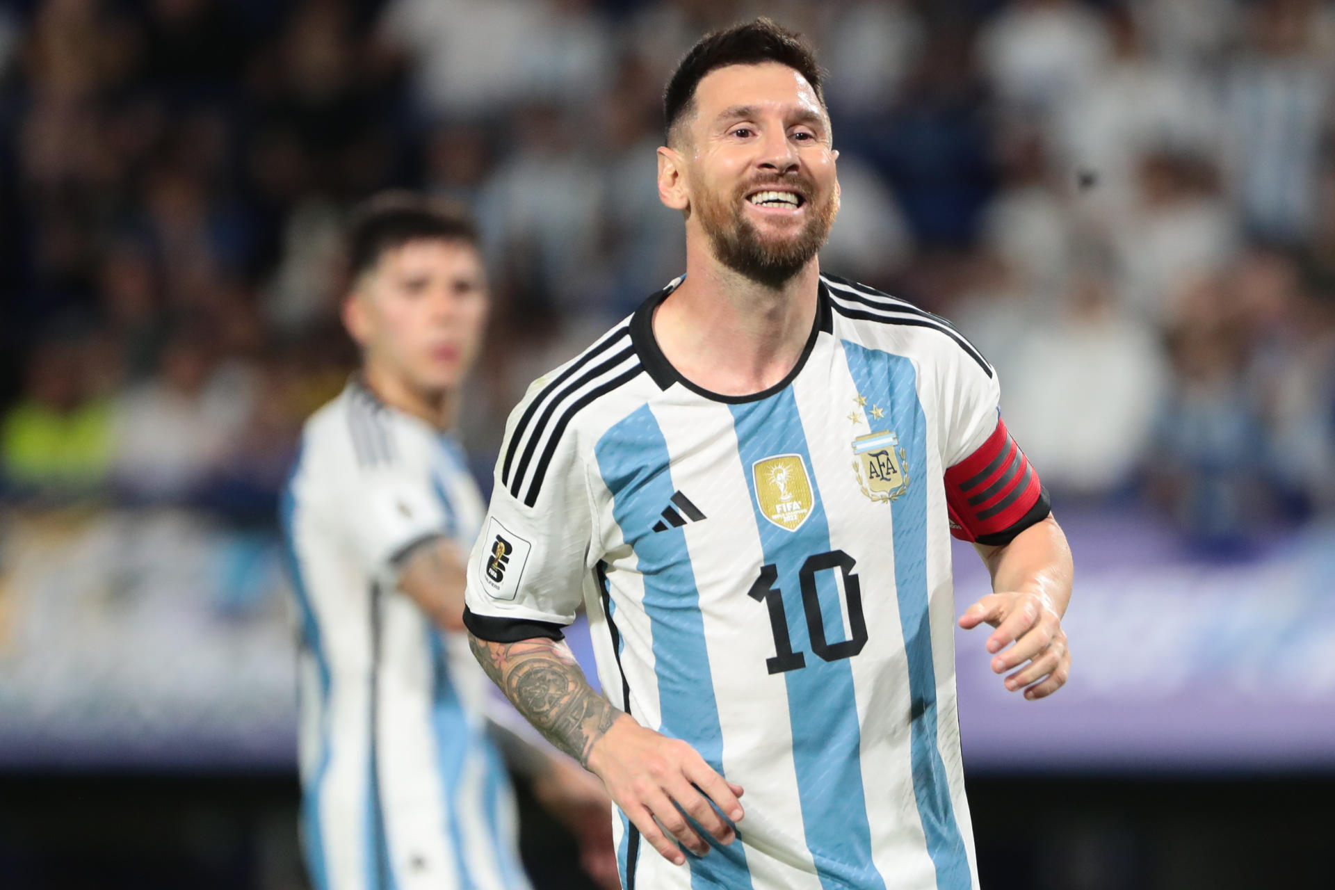 Ver a Messi le cuesta a un salvadoreño con sueldo mínimo entre 17 y 39 días de salario