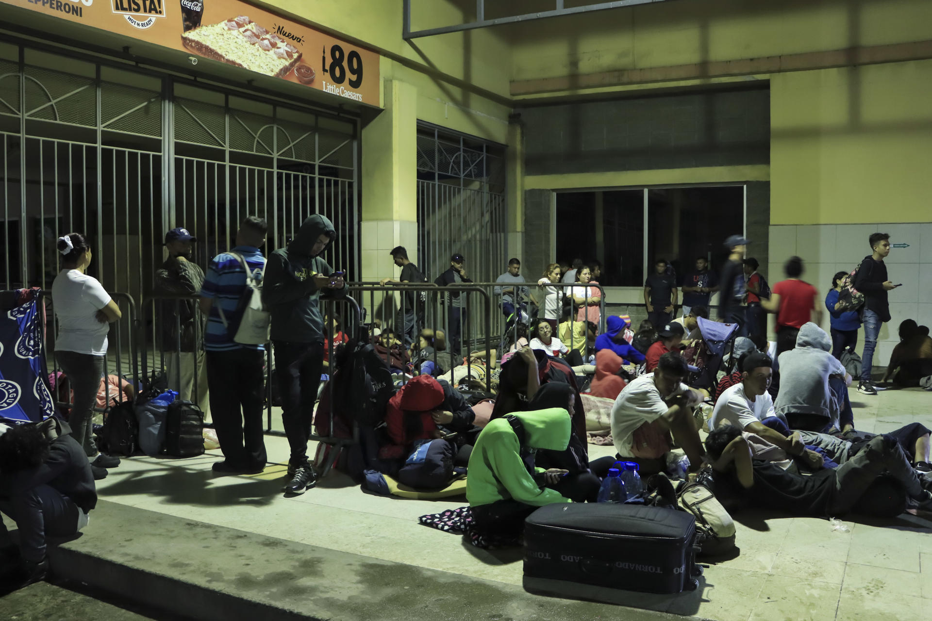 Unos 500 migrantes hondureños y venezolanos salen en caravana hacia EE.UU. desde Honduras