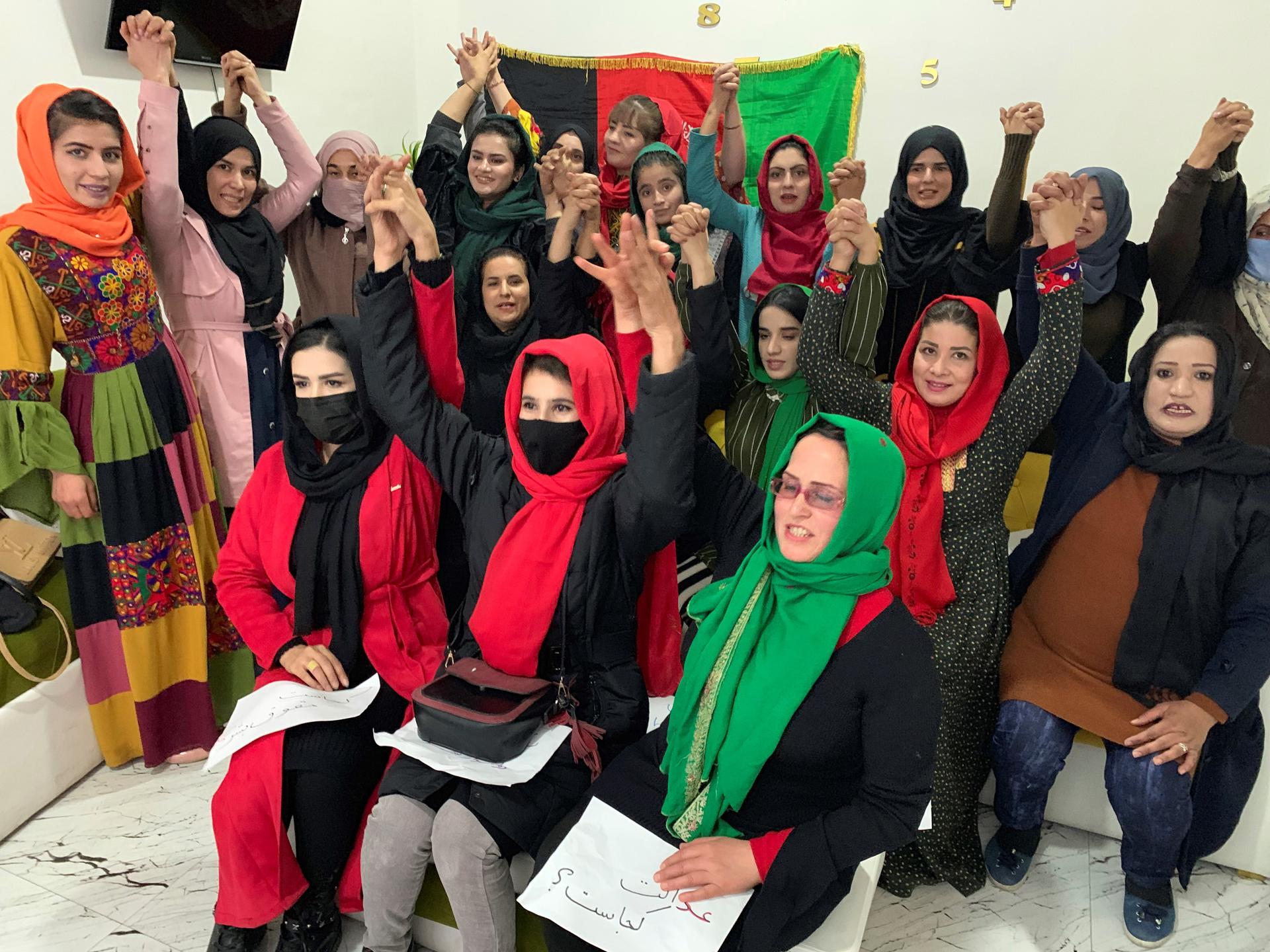 Talibanes impiden el trabajo y los servicios a mujeres solteras sin acompañantes hombres