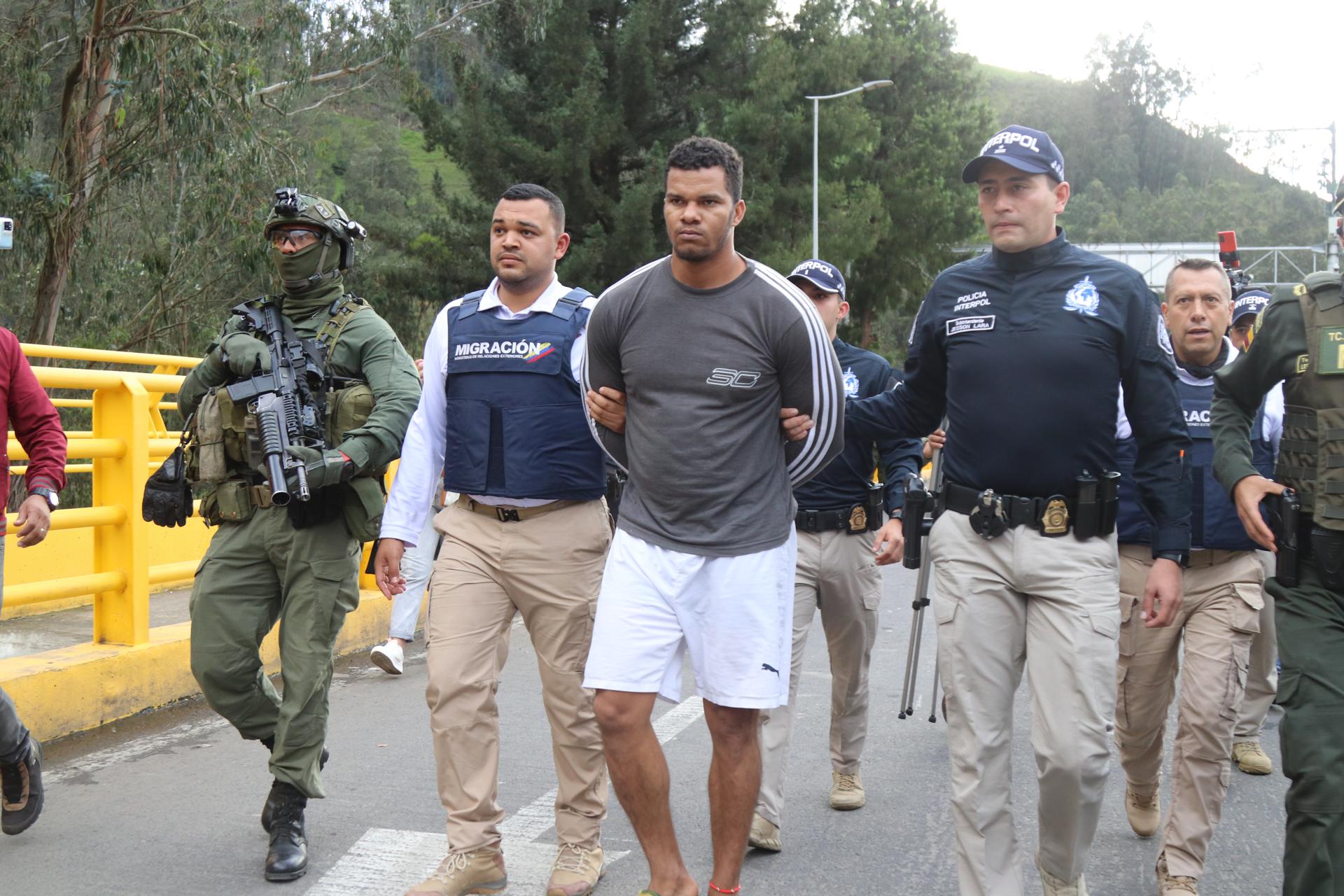 Ecuador entrega a Colombia al líder del Frente Oliver Sinisterra, disidencia de las FARC