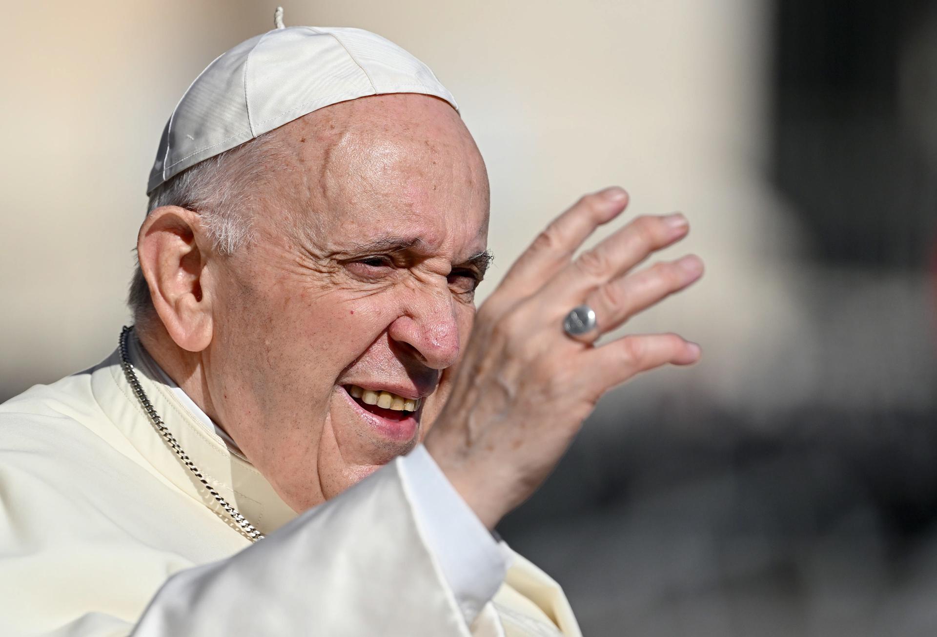 Francisco dice que la bendición de las parejas homosexuales «quiere incluir, no dividir»