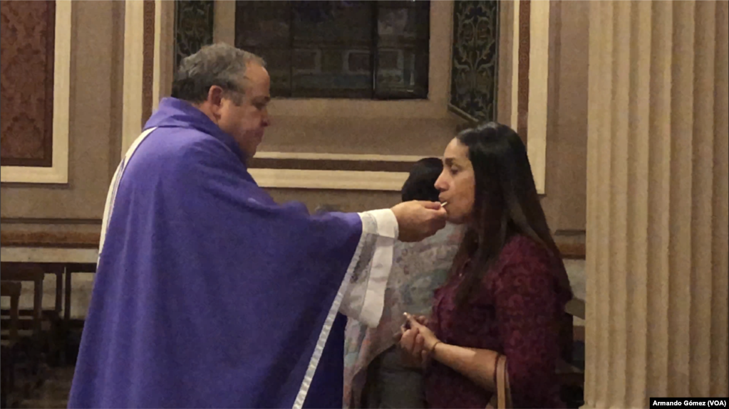 Sacerdotes de Costa Rica darán comunión en la mano para evitar el coronavirus