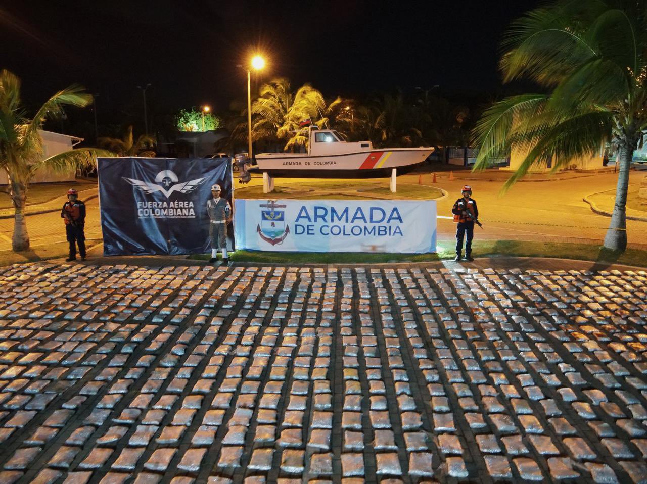 Colombia incauta 1.2 toneladas de marihuana que trasladaban tres nicaragüenses y un costarricense a bordo de una lancha