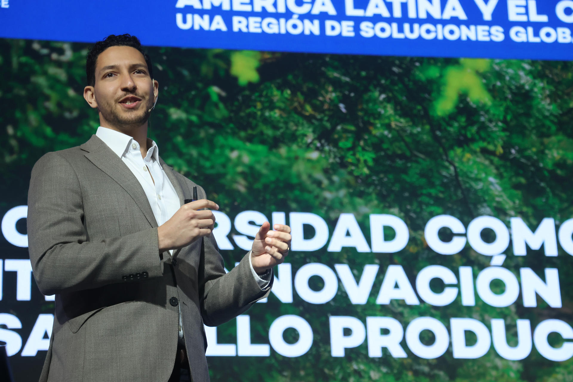 Ralentización y desconfianza en la democracia, los desafíos de América Latina este 2024