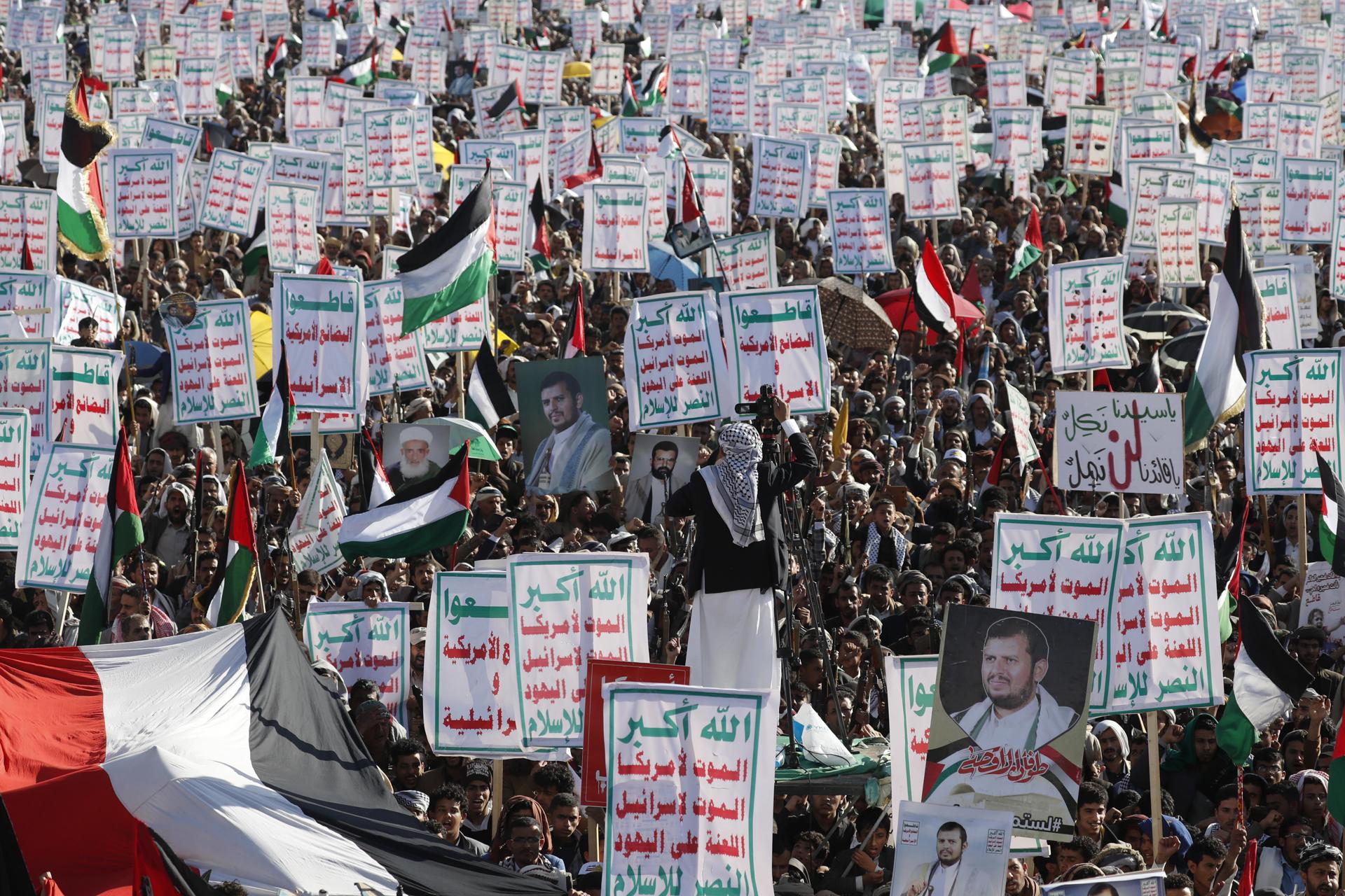 Miles de simpatizantes de los hutíes protestan contra los bombardeos de EEUU en el Yemen