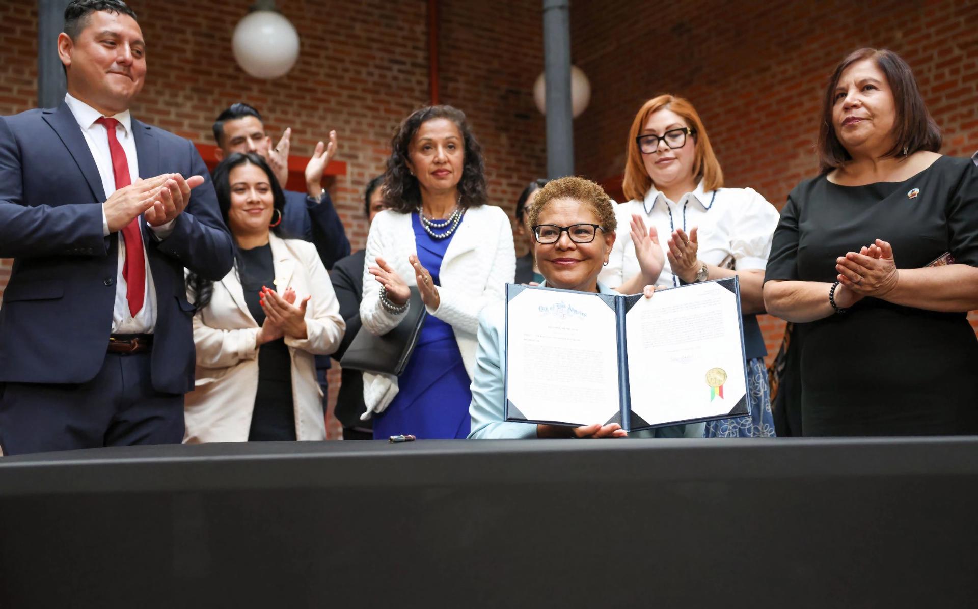 Una jueza prohíbe a Trump arrestar a migrantes en California por su perfil racial