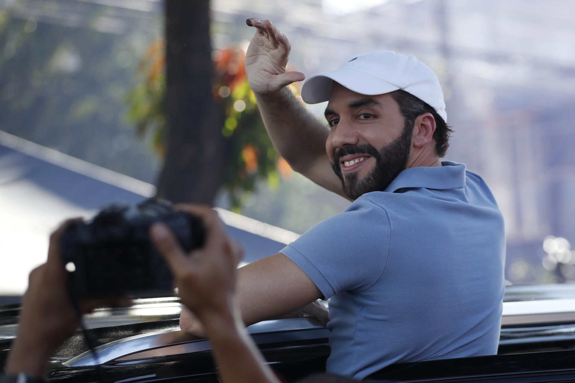 El presidente de El Salvador, Nayib Bukele, vota para su reelección inmediata