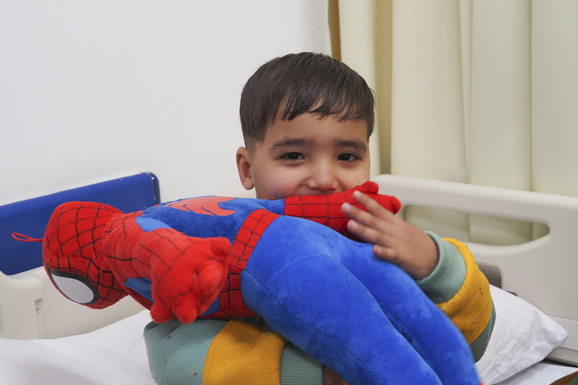 La sonrisa de Ahmed, el niño que perdió las piernas y a sus padres por las bombas en Gaza