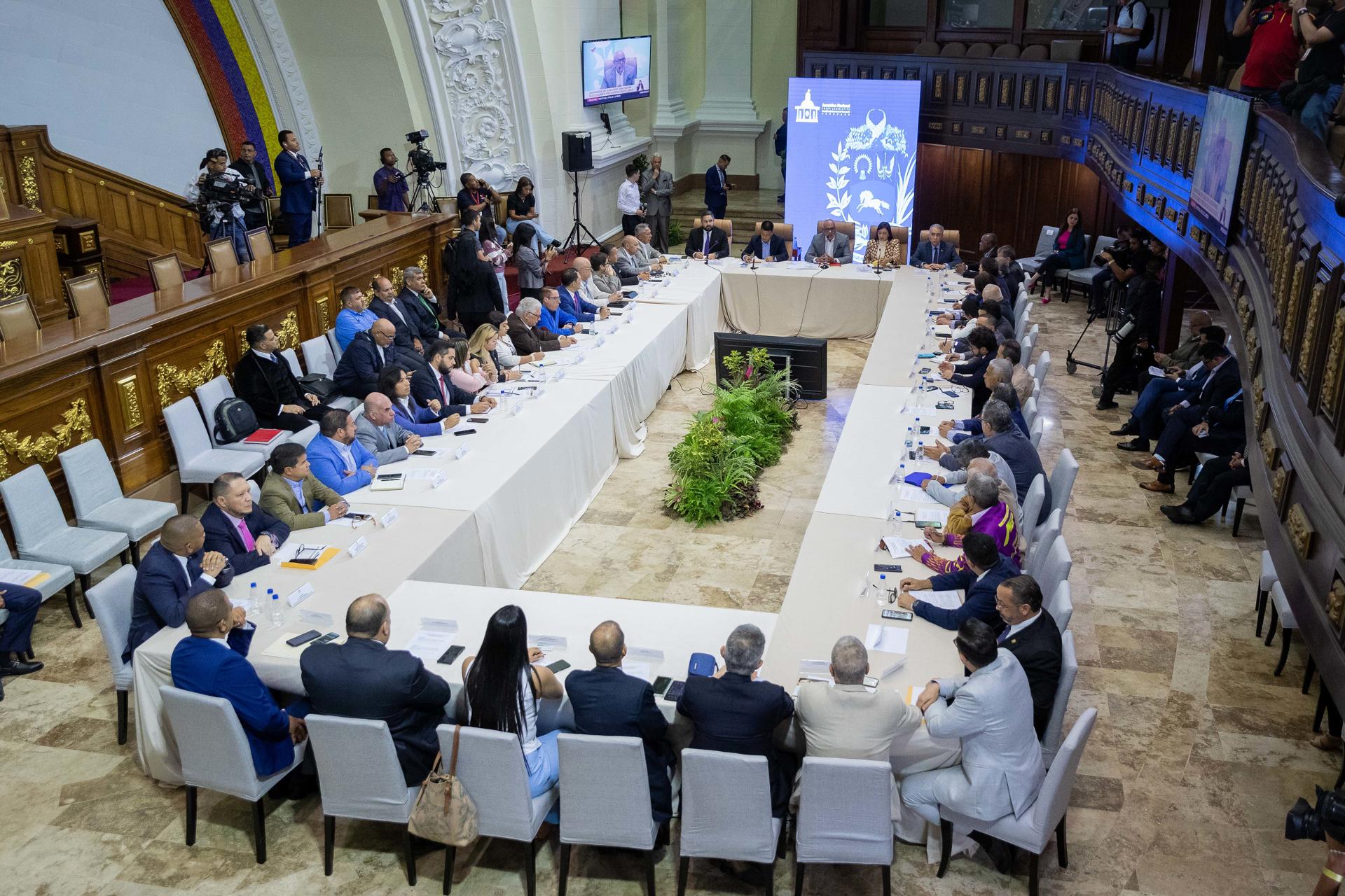 Venezuela construye un calendario electoral sin participación de la oposición mayoritaria