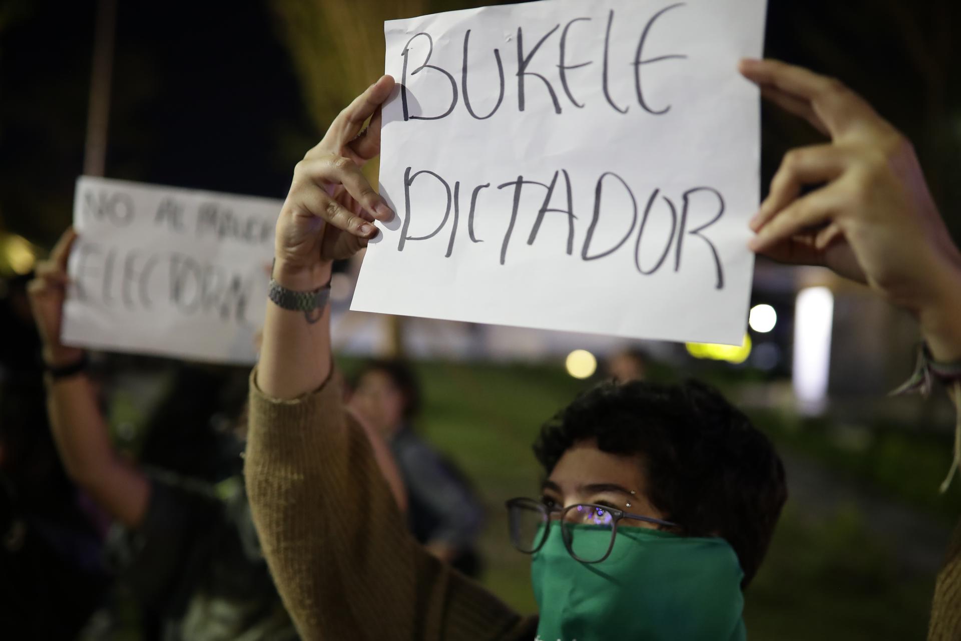 Feministas piden a la comunidad internacional que no reconozca los comicios de El Salvador