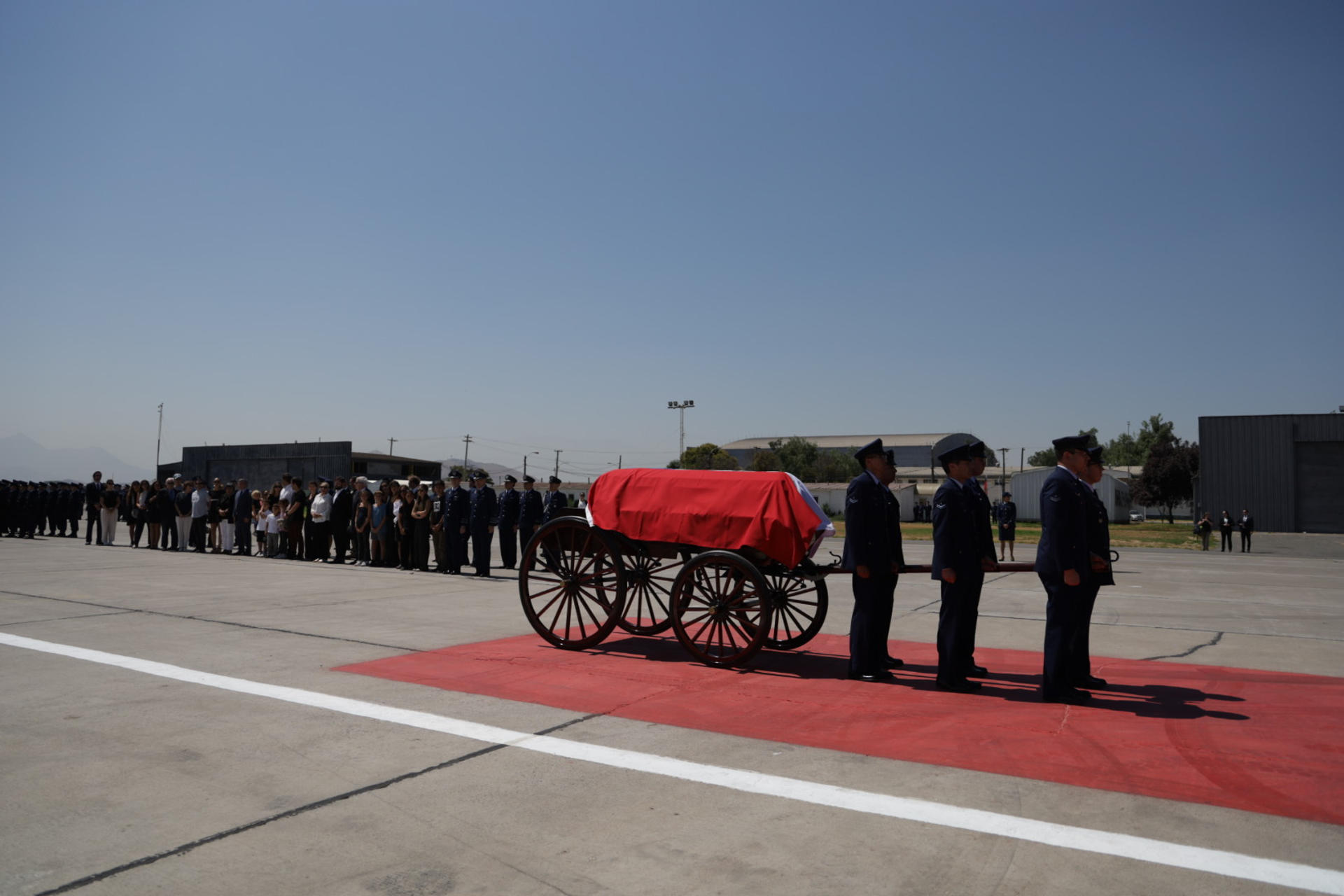 El féretro del expresidente Piñera llega a Santiago y es recibido con honores por Boric