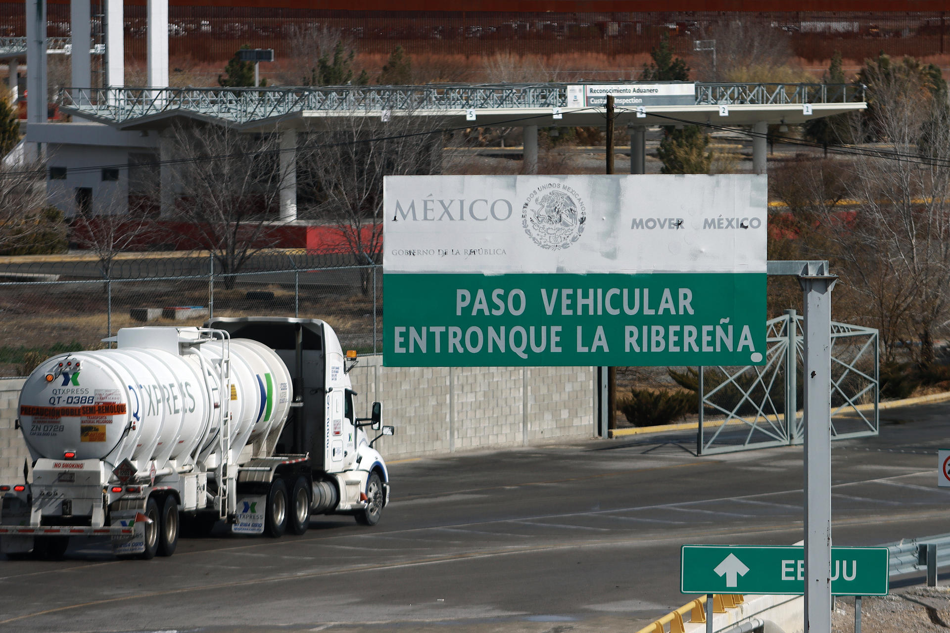 Exportadores de la frontera de México están en alerta por el cierre de cruces con EE.UU.