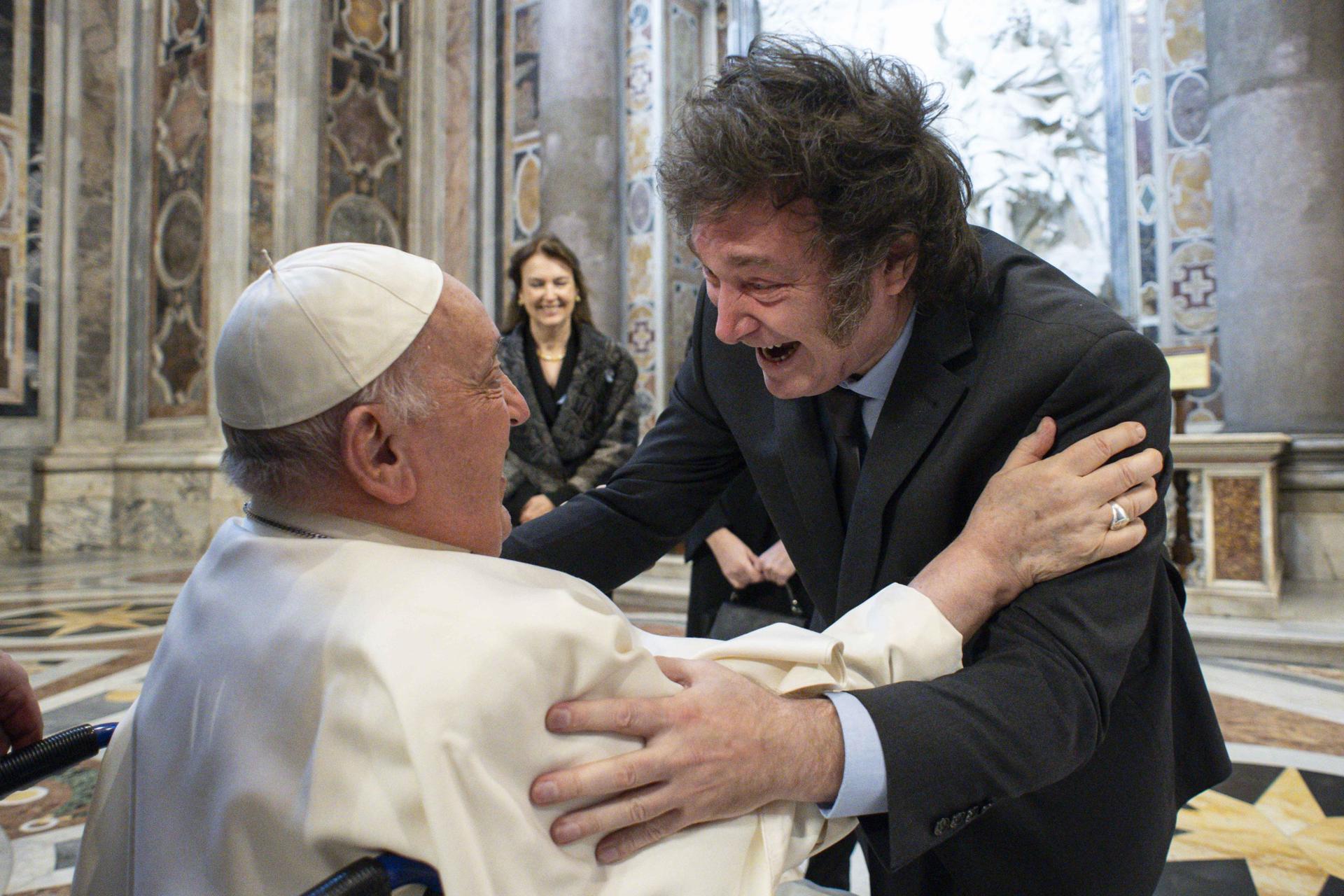El Papa y Milei se abrazan en la canonización de la primera santa argentina