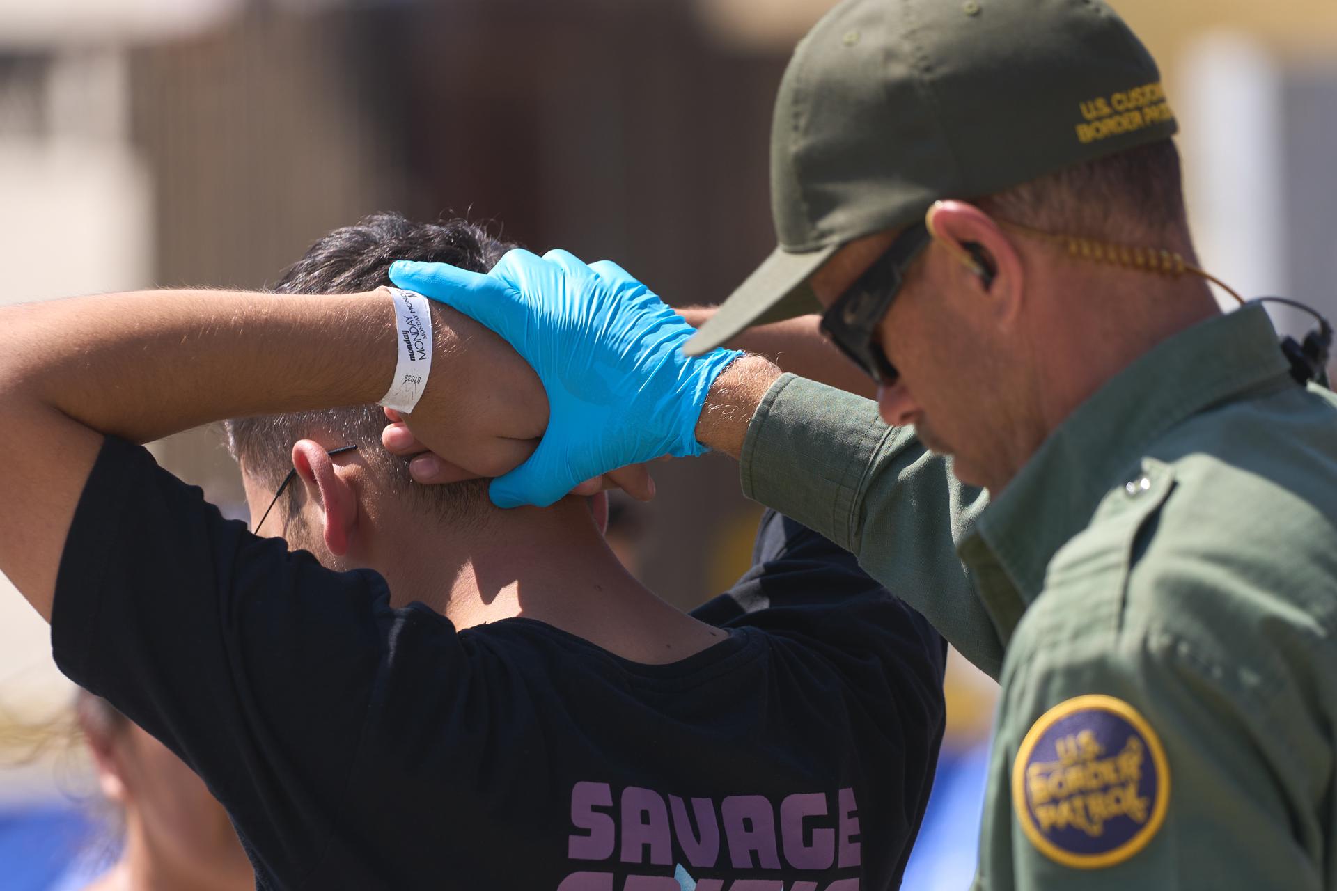 EE.UU. estudia liberar a miles de inmigrantes detenidos por falta de fondos