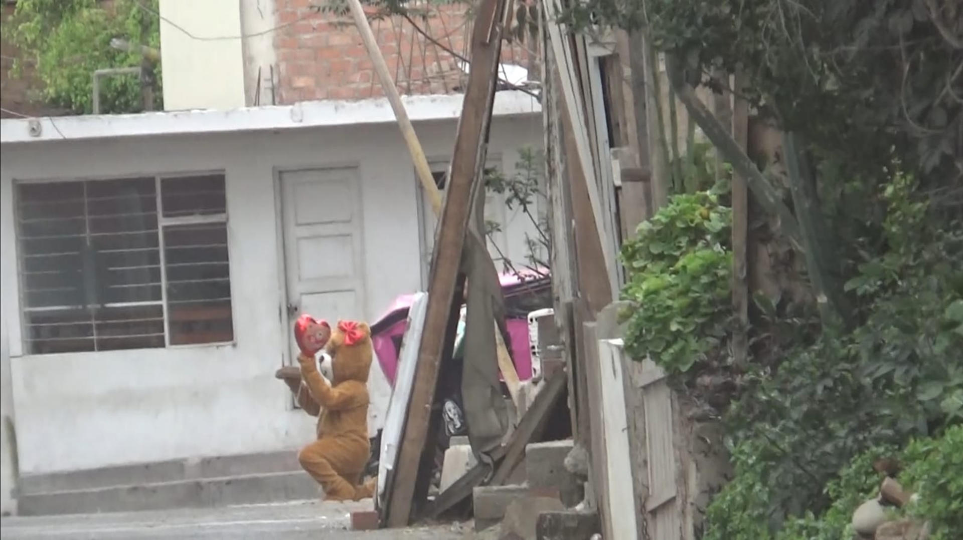 Un policía de Perú se disfraza de oso gigante de San Valentín para detener a delincuente