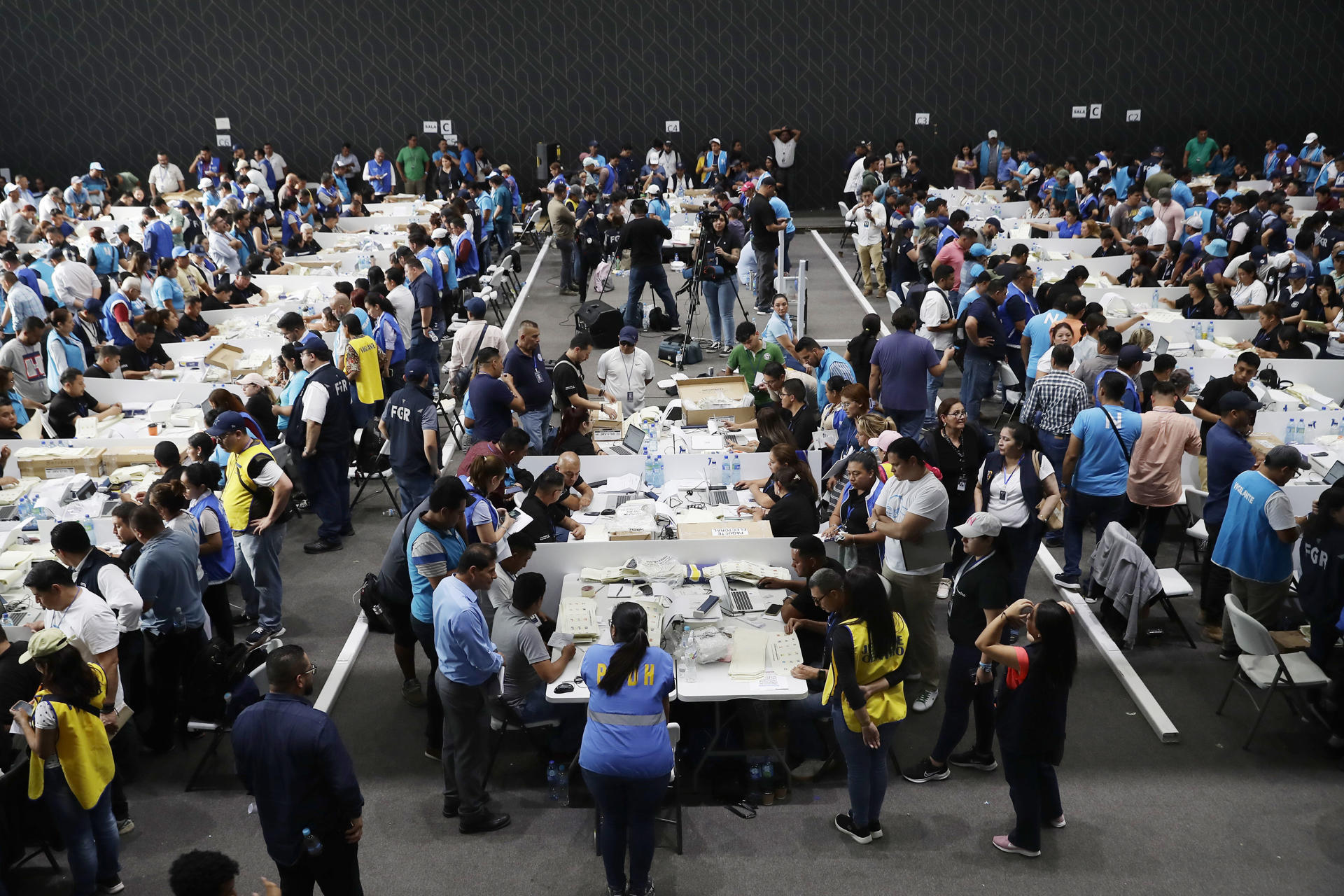 Ente electoral concluye escrutinio de 6 departamentos de El Salvador sin revelar resultado