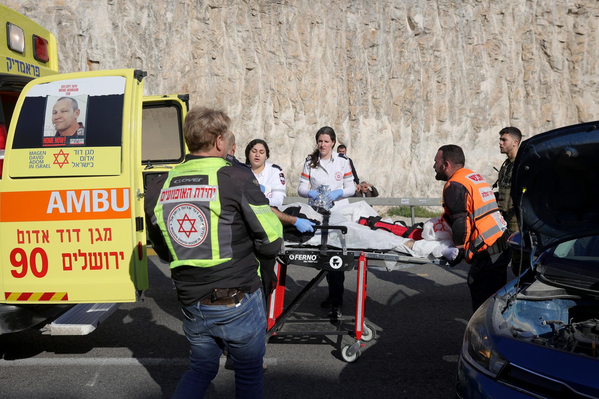 Un muerto israelí y seis heridos en ataque palestino en un asentamiento cerca de Jerusalén