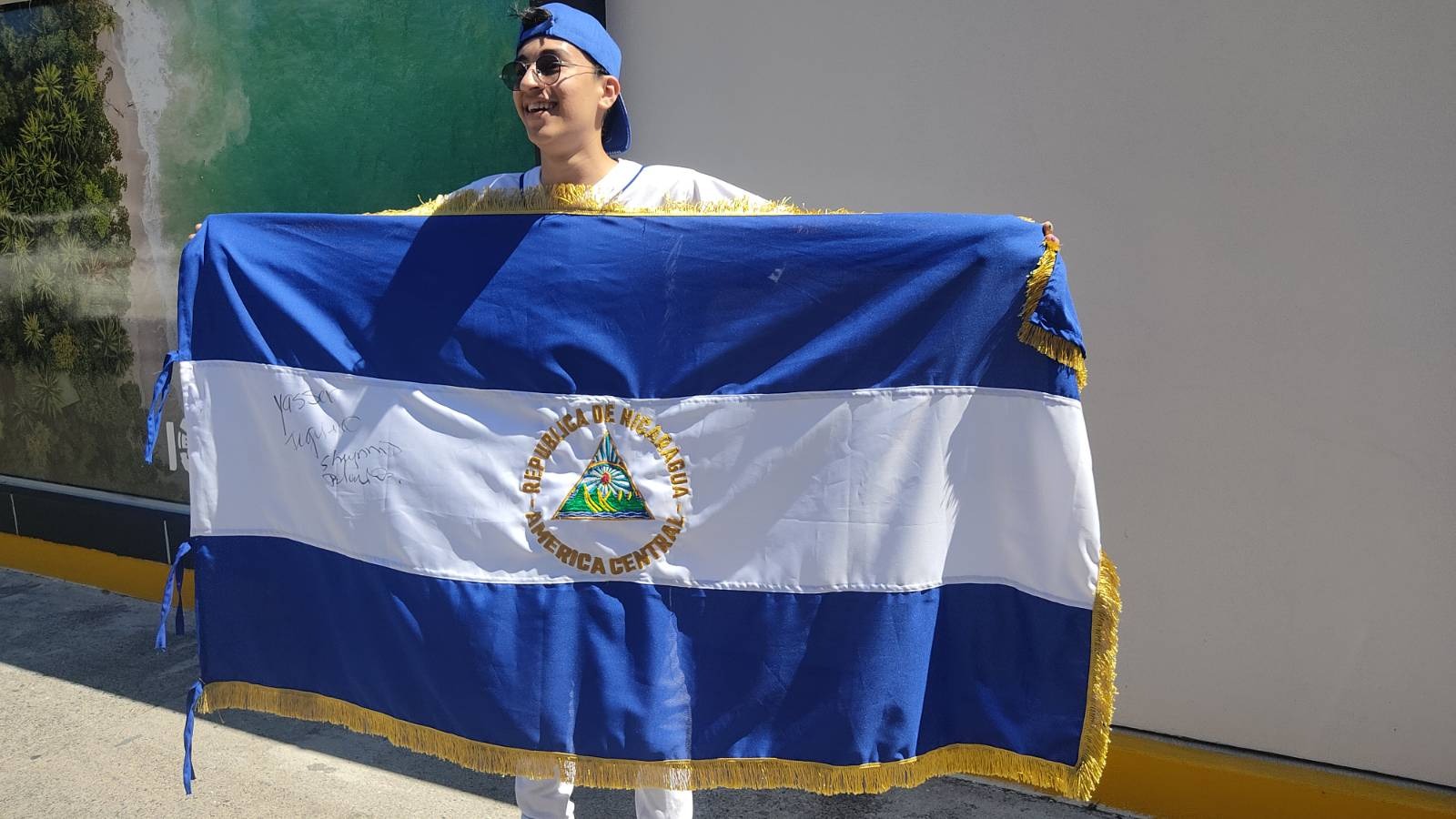 La osadía de un nicaragüense para que Sheynnis Palacios le firmara la bandera azul y blanco