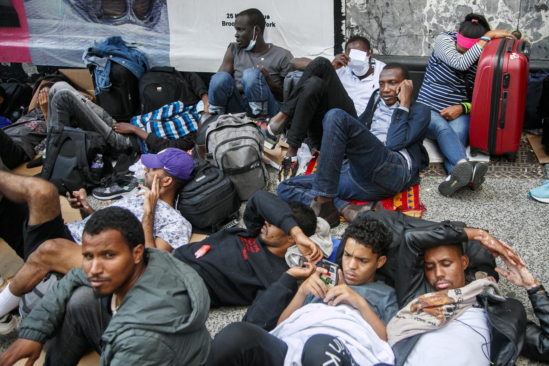 Un juez de EEUU detiene polémica ley de Texas que autoriza a policías a expulsar migrantes