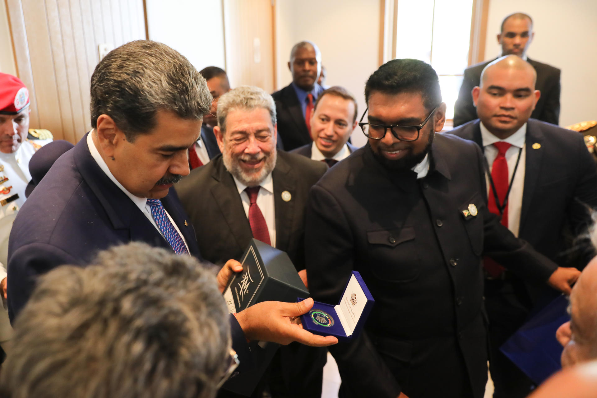 Maduro y Ali intercambian regalos y se desean «paz y amor» pese a la crisis del Esequibo