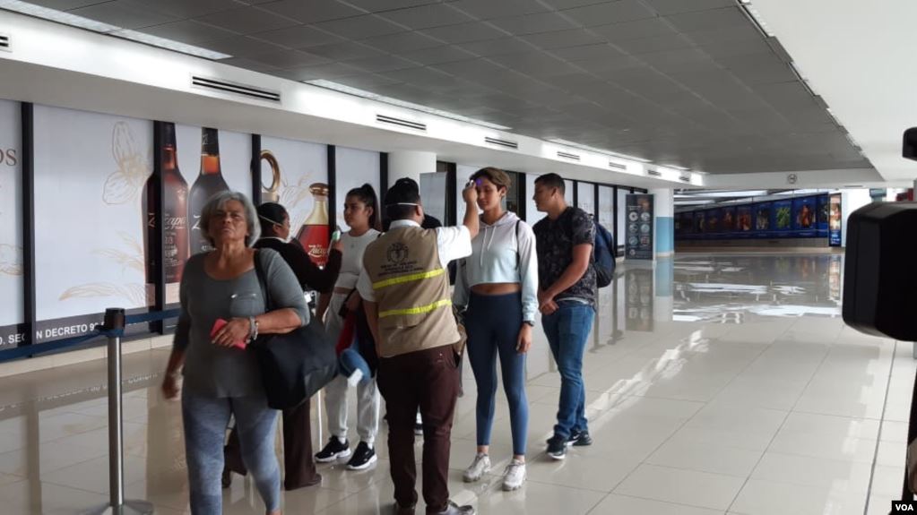 Guatemala y El Salvador extreman medidas a viajeros ante avance de coronavirus