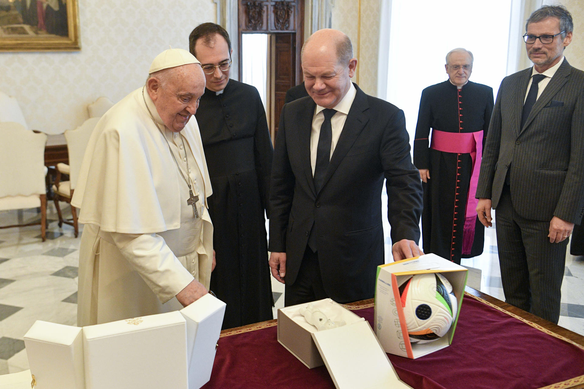 El canciller Scholz regala al Papa Francisco el balón oficial de la Eurocopa 2024