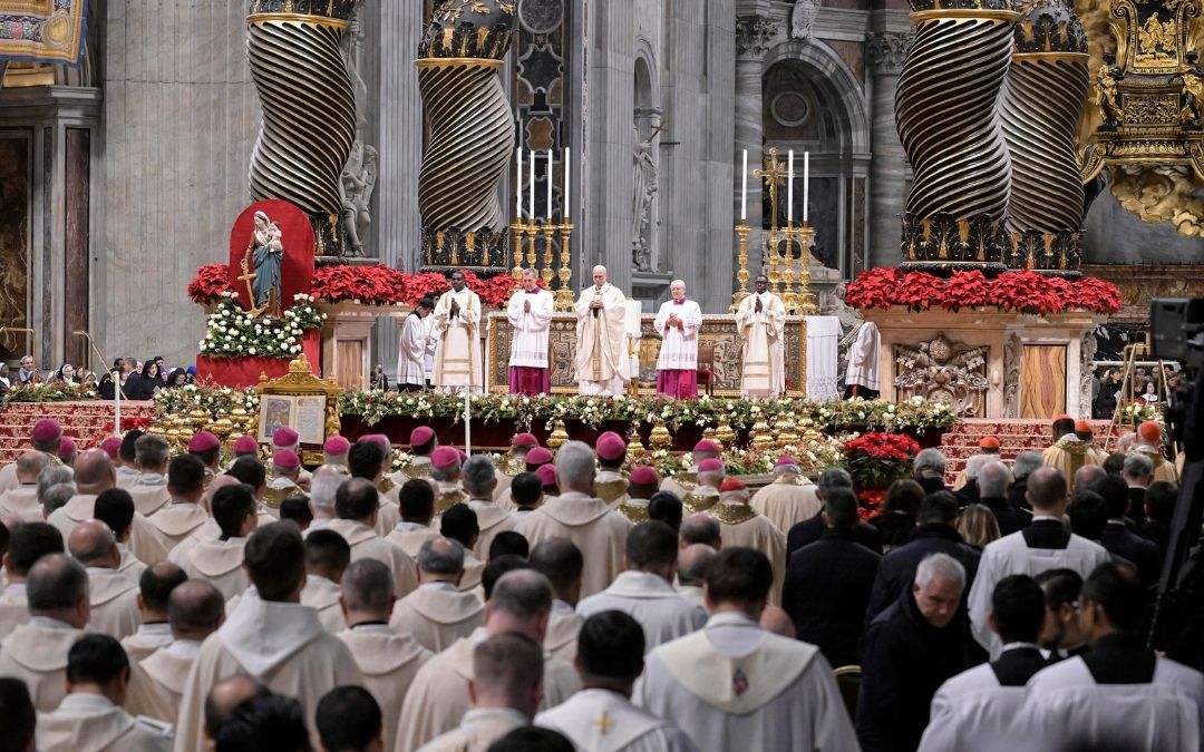 El papa clausura el Jubileo al cerrar la Puerta Santa del Vaticano