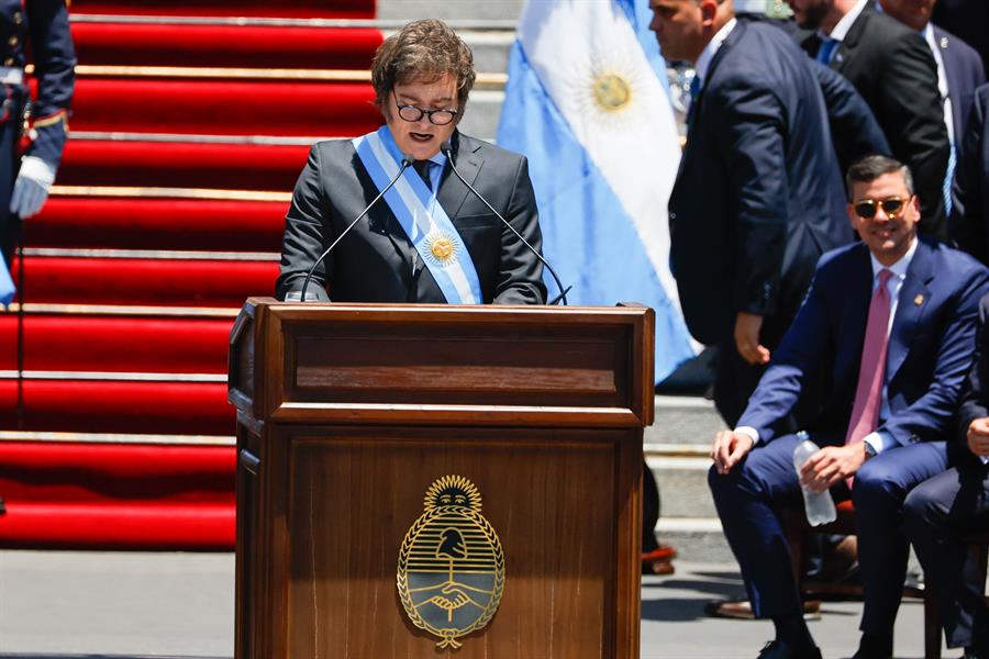 Milei, envuelto en una polémica por la subida de su sueldo y el del resto del Ejecutivo