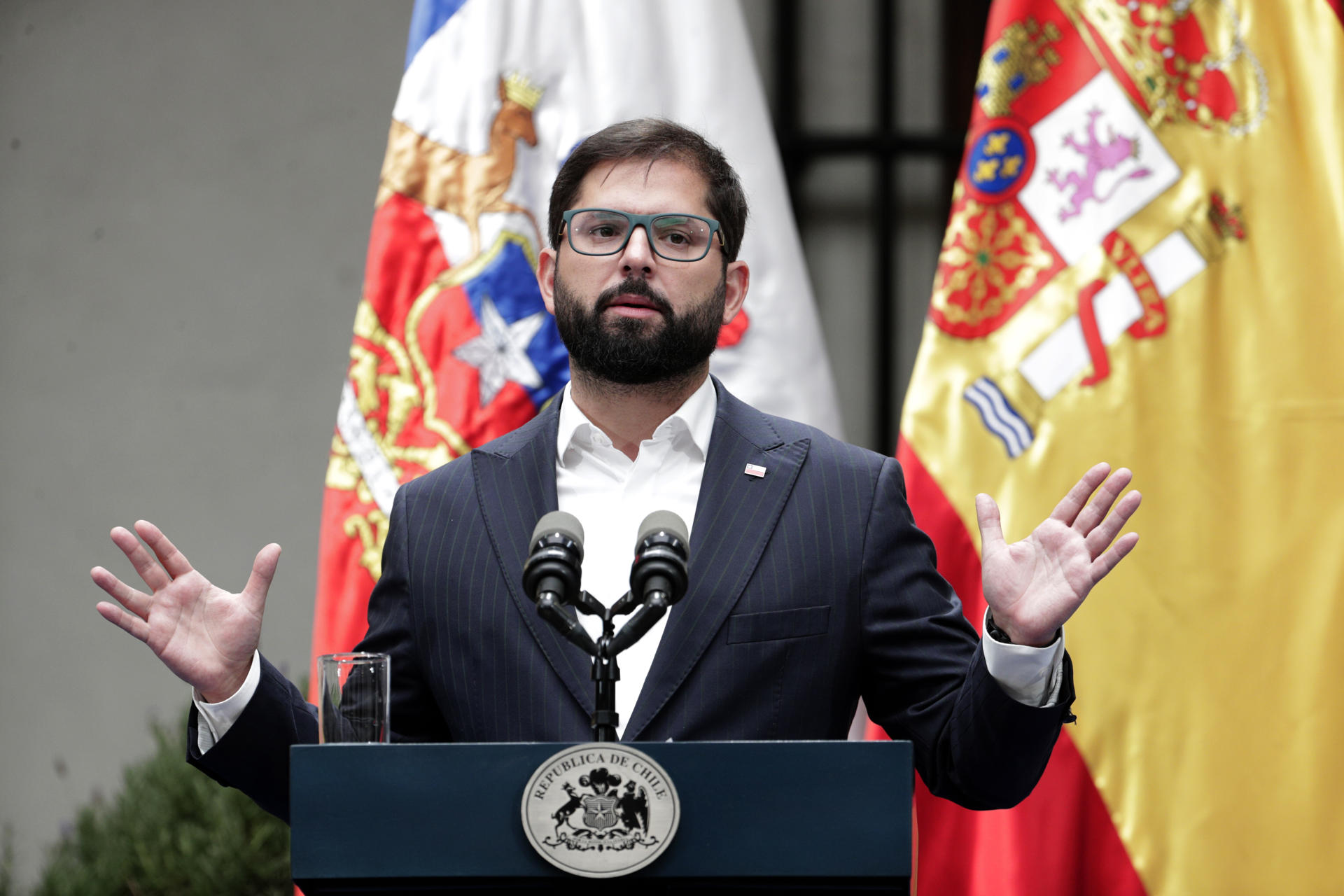Boric llega a mitad de mandato “desgastado” y sin cumplir sus reformas clave
