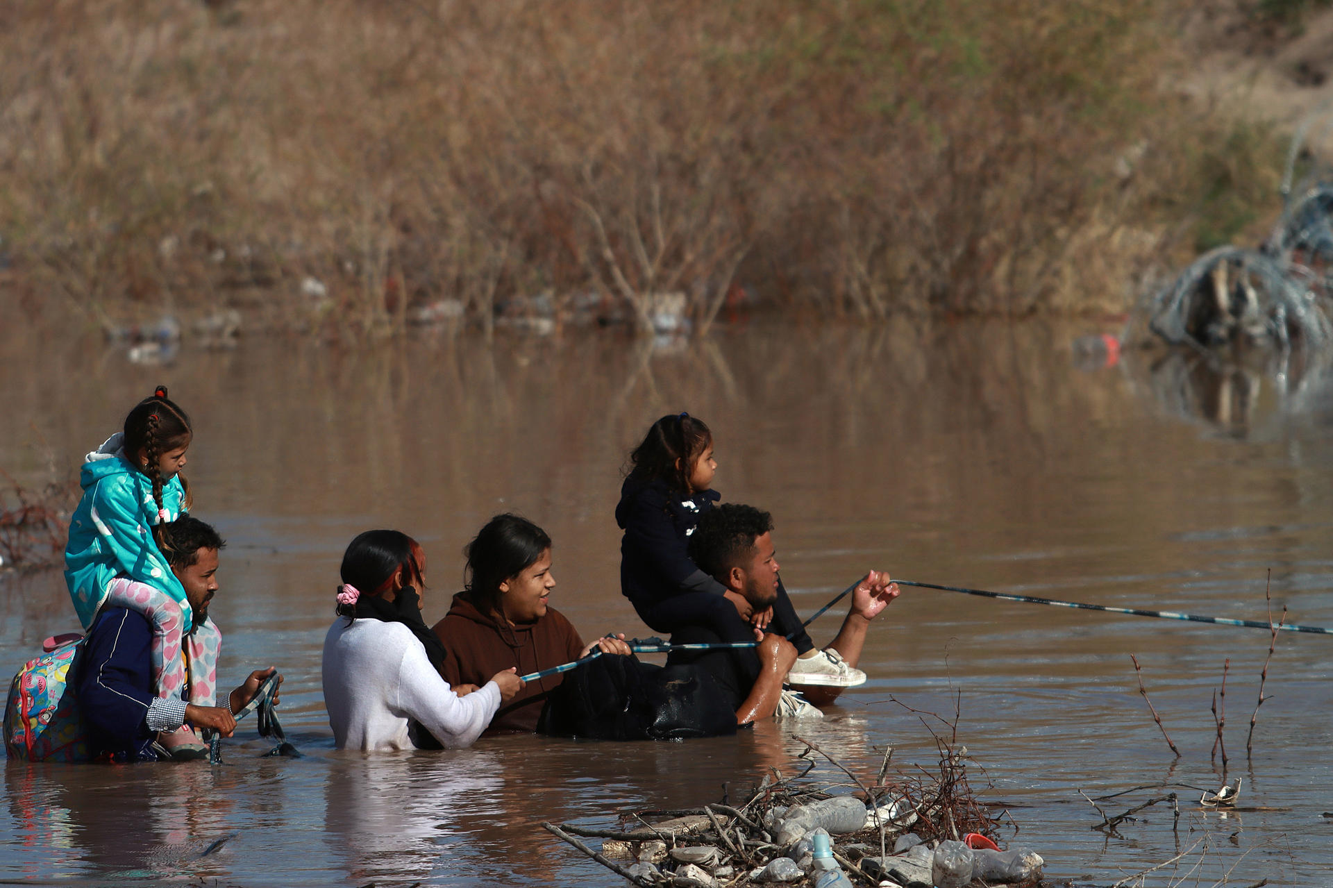 Más riesgos para migrantes en la frontera de México por el agua que EEUU cede al río Bravo