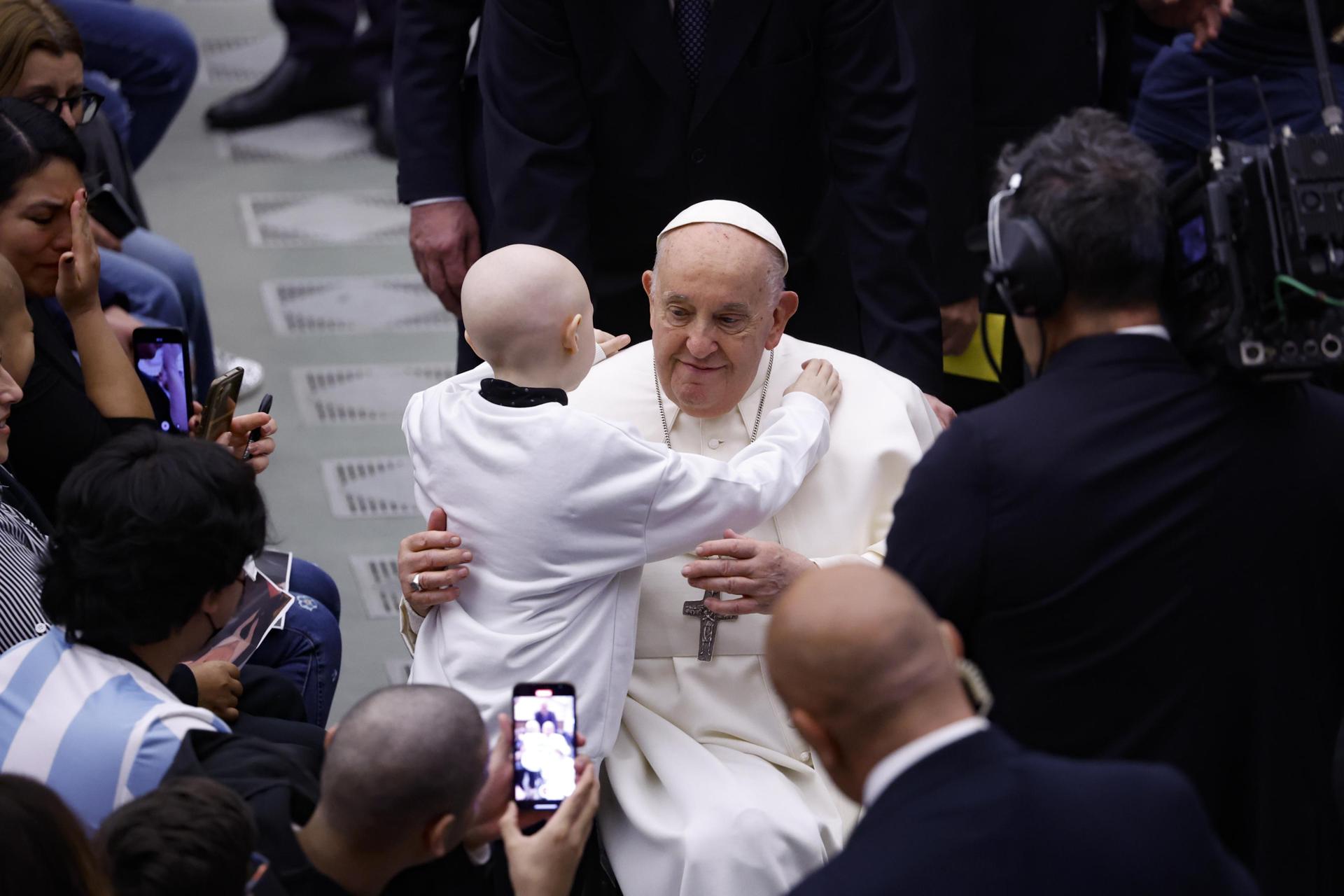 El papa renuncia a leer su discurso por salud pero saludó a muchas familias y niños