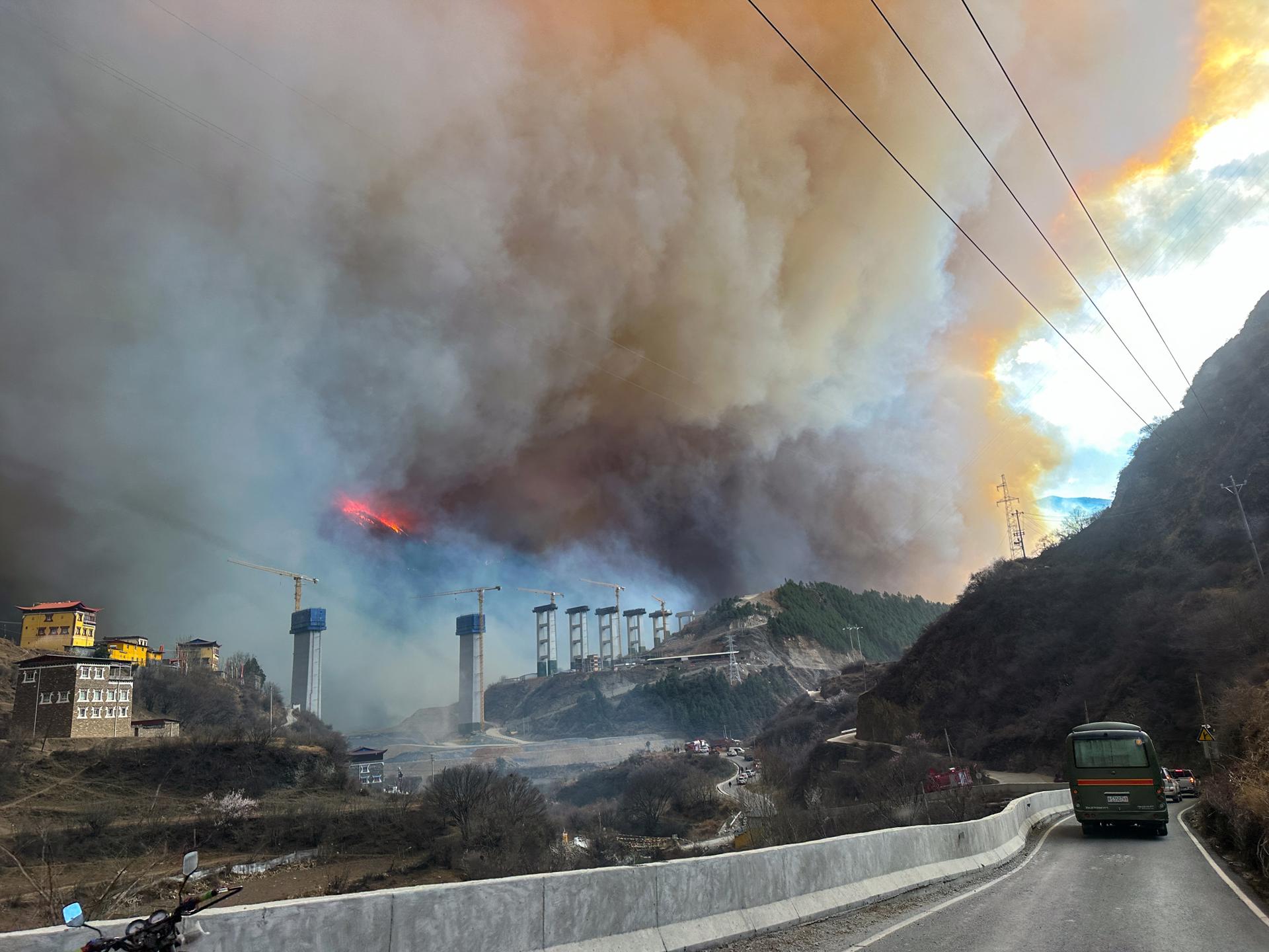 Más de 3.000 personas son evacuadas en el centro de China tras desatarse un incendio forestal