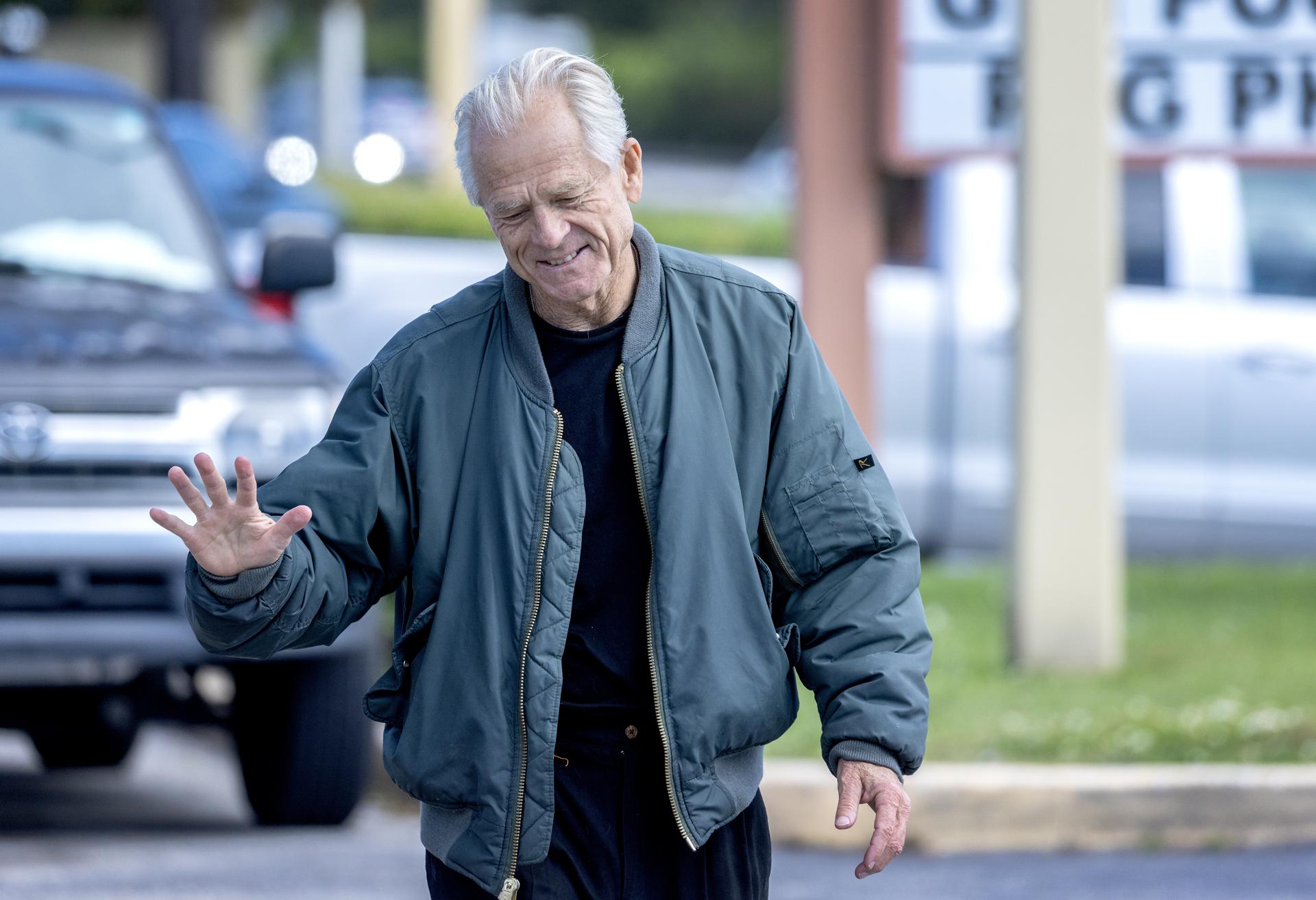El exasesor de Trump Peter Navarro ingresa en una cárcel federal en Miami