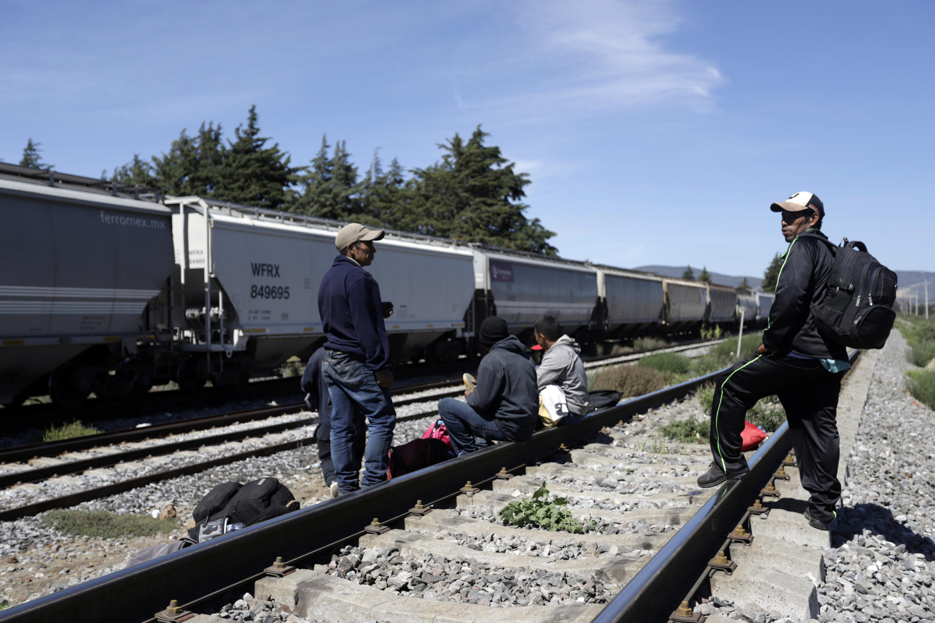 Autoridades mexicanas detectan a migrantes nicaragüenses en góndolas de un tren en el norte de México
