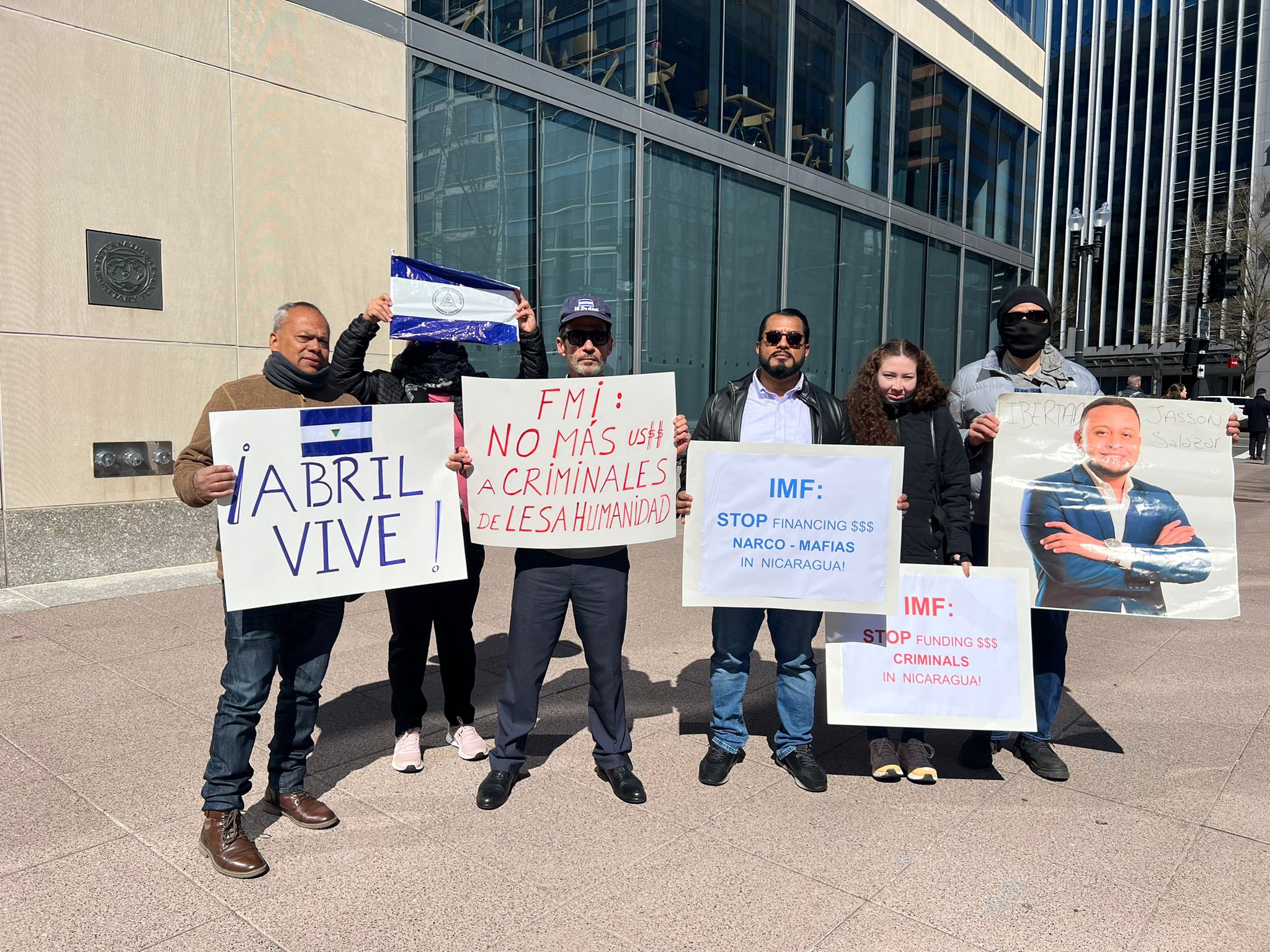 Nicaragüenses en Estados Unidos protestan frente a la sede del FMI para que deje de financiar al régimen