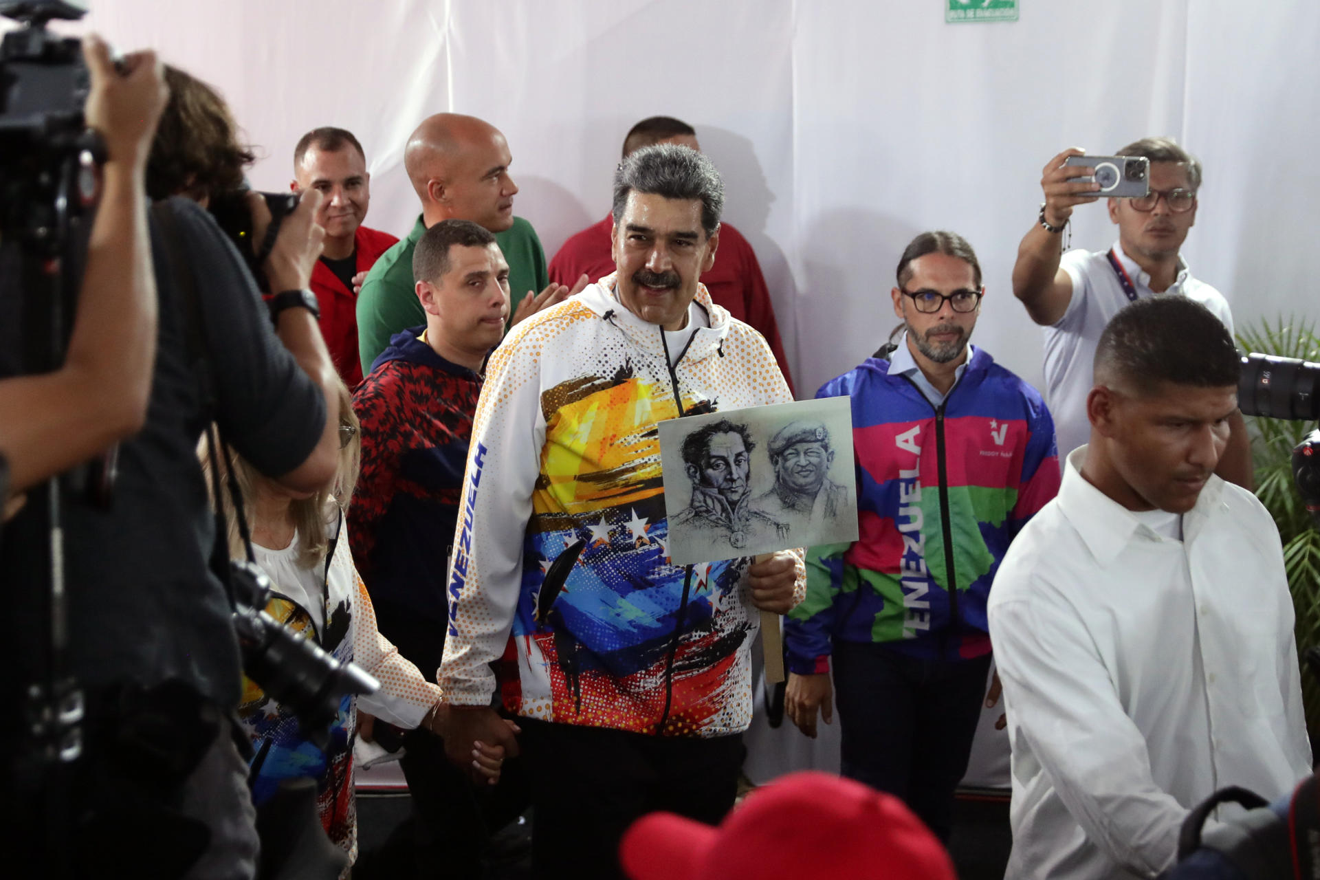 Maduro oficializa ante el ente electoral su aspiración a un tercer mandato presidencial