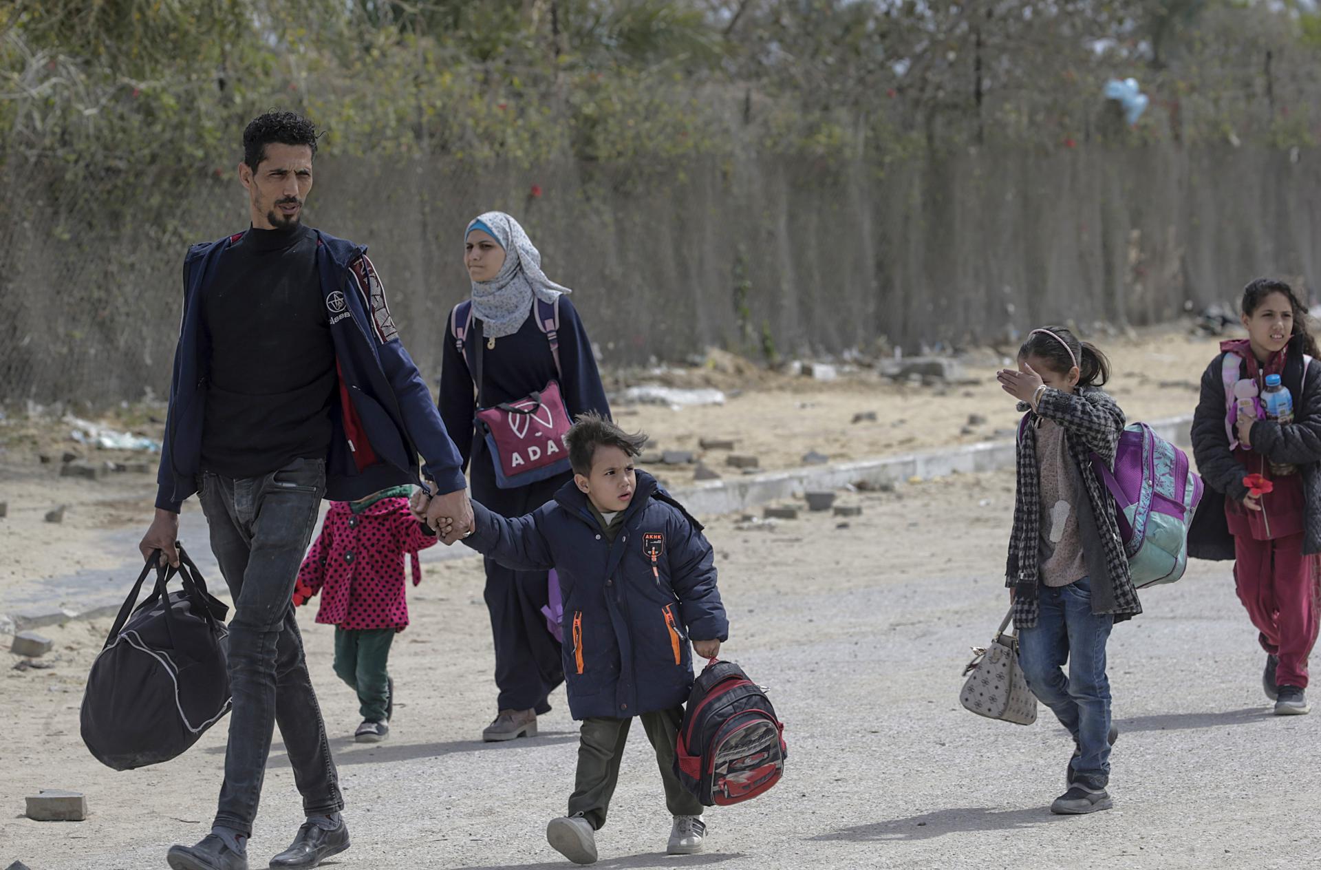 Cientos de camiones esperan entrar en Gaza mientras los niños piden comida, relata UNICEF