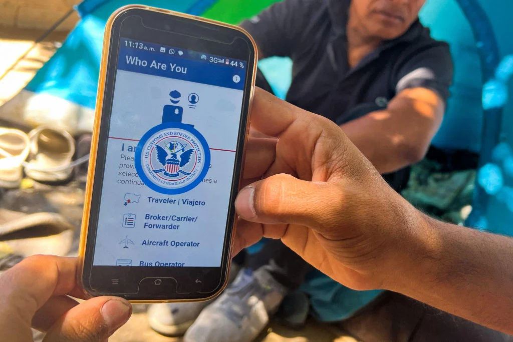 Trump ordena expulsión inmediata de migrantes que entraron a Estados Unidos con CBP One