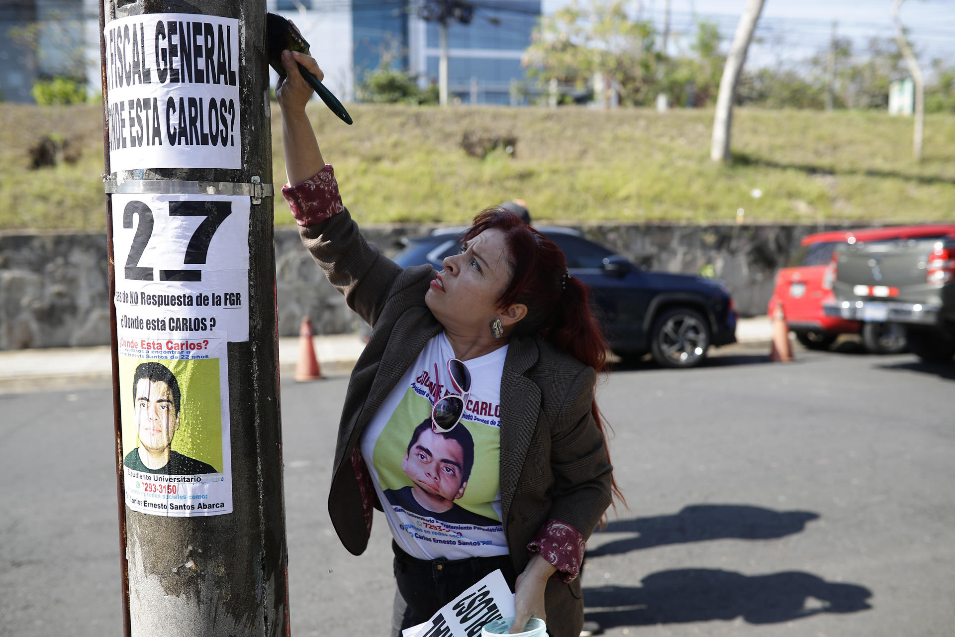 Familias de detenidos buscan ejercer defensa ante inacción de la Procuraduría salvadoreña