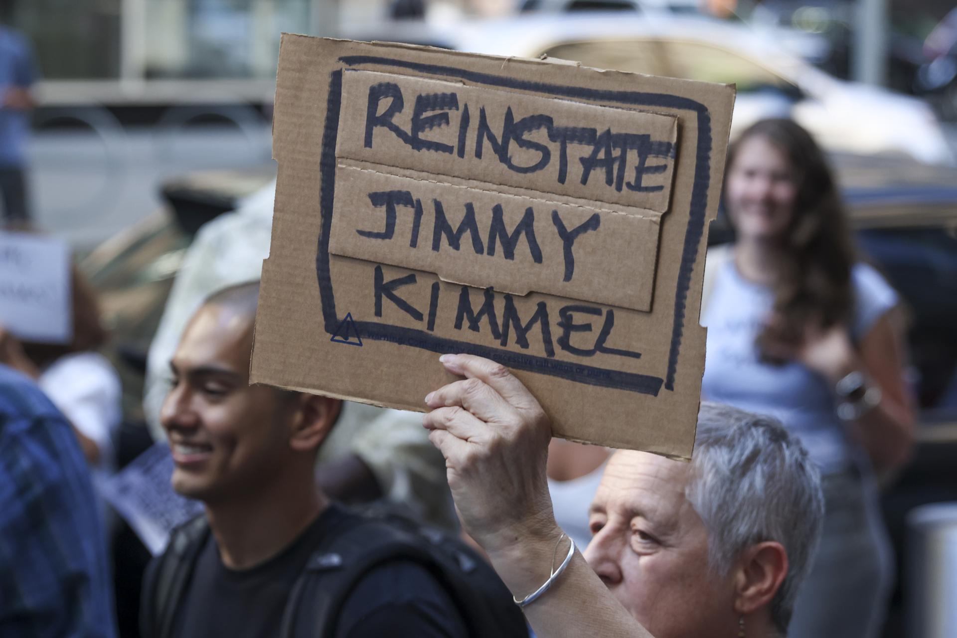 Jimmy Kimmel logra mayor popularidad que Trump tras suspenderse su programa, dice encuesta