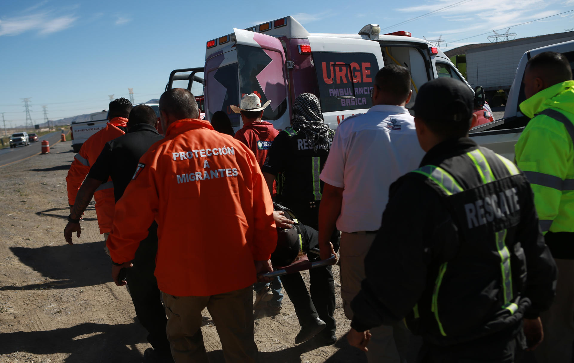 Rescatan a cuatro migrantes perdidos y deshidratados en desierto del norte de México