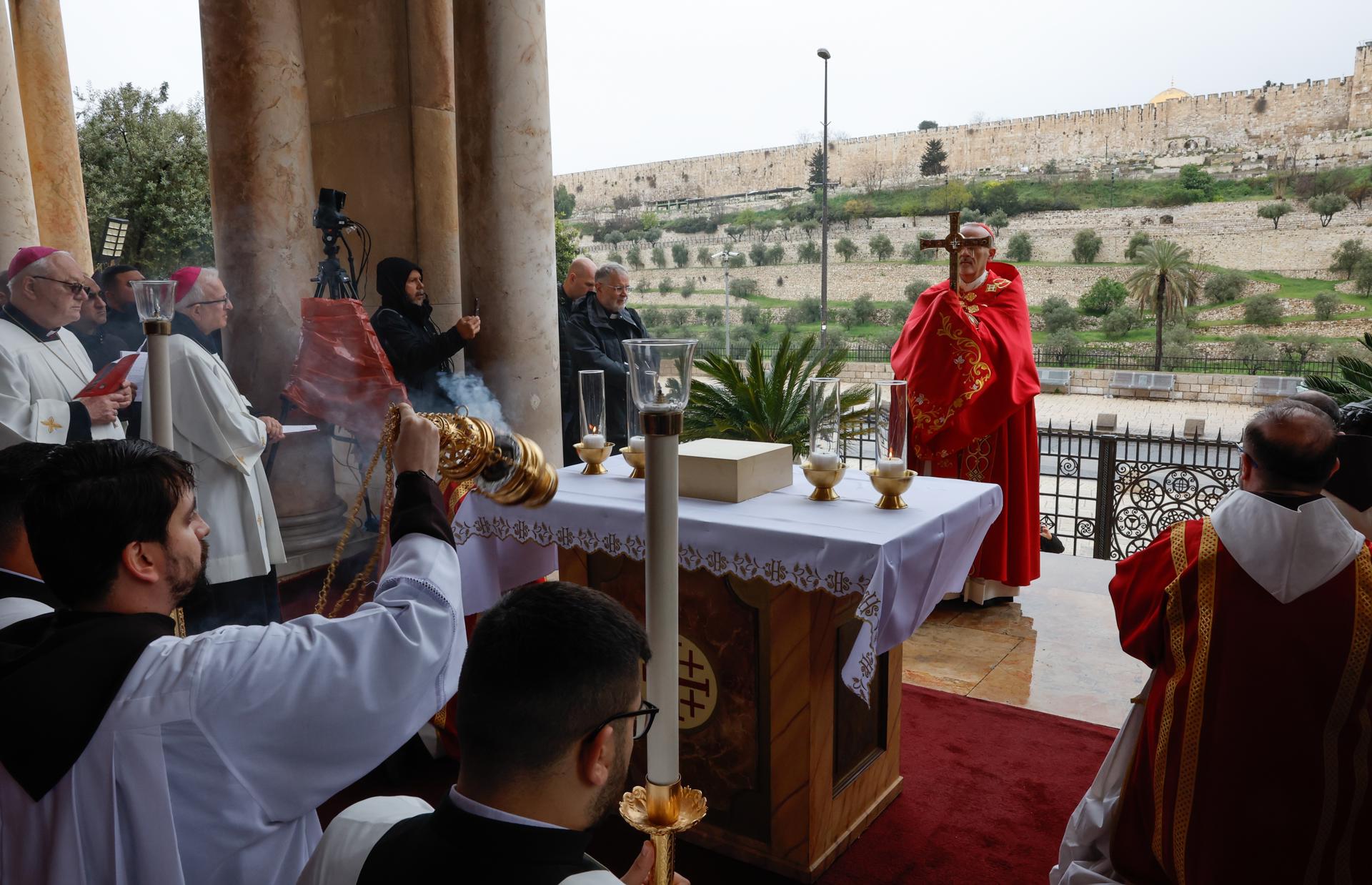 «Hoy Jesús llora una vez más por Jerusalén», dice patriarca latino en un rezo en Getsemaní