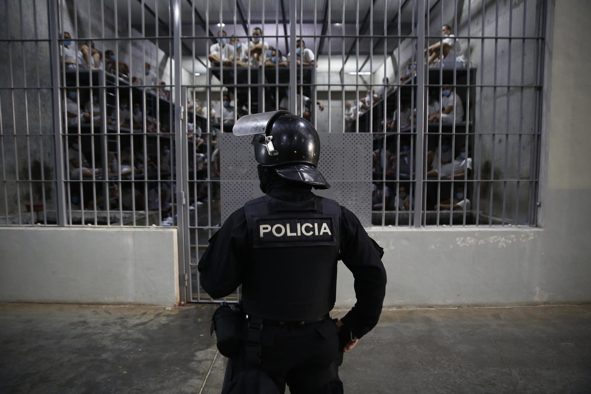 Los venezolanos enviados por EEUU a la cárcel de Bukele denuncian torturas, revela HRW